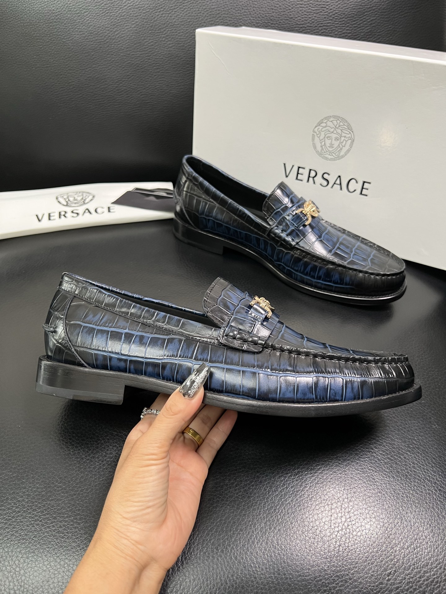 VERSACE 高品质 顶级工艺品 范思哲 专柜同步原厂配置，意大利进口牛皮搭配面料，全鞋配件私模打造，