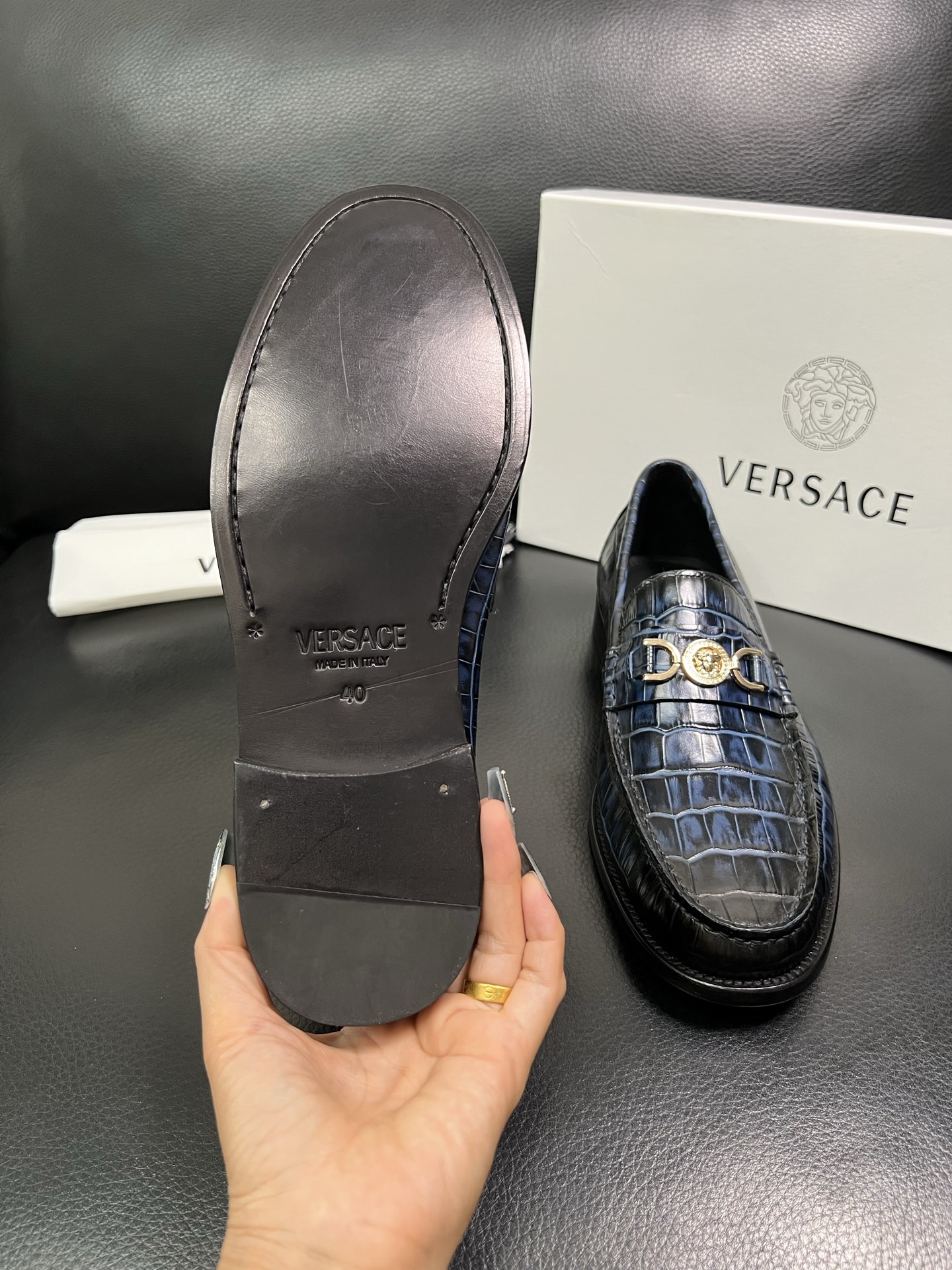 VERSACE 高品质 顶级工艺品 范思哲 专柜同步原厂配置，意大利进口牛皮搭配面料，全鞋配件私模打造，
