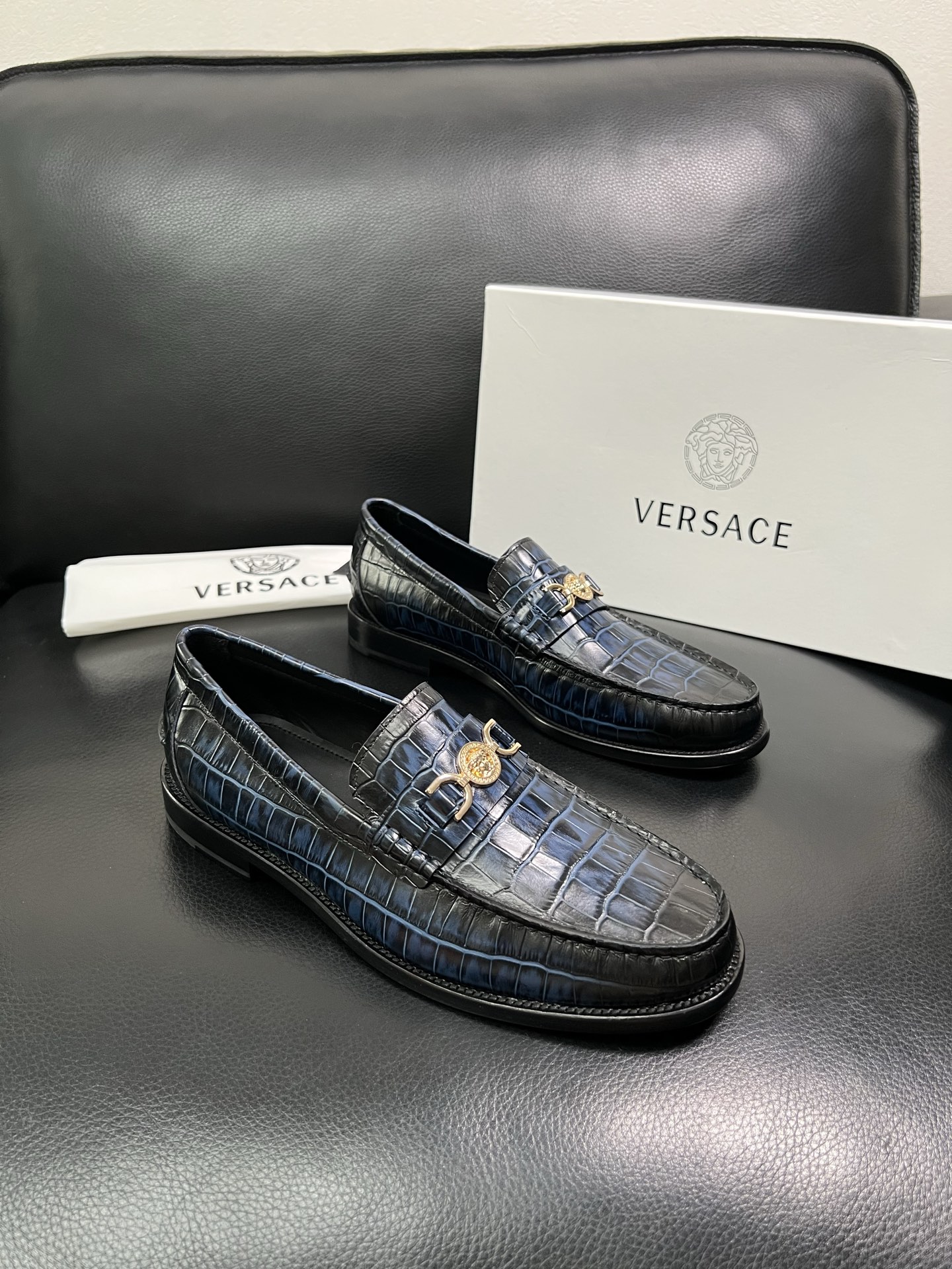 VERSACE 高品质 顶级工艺品 范思哲 专柜同步原厂配置，意大利进口牛皮搭配面料，全鞋配件私模打造，