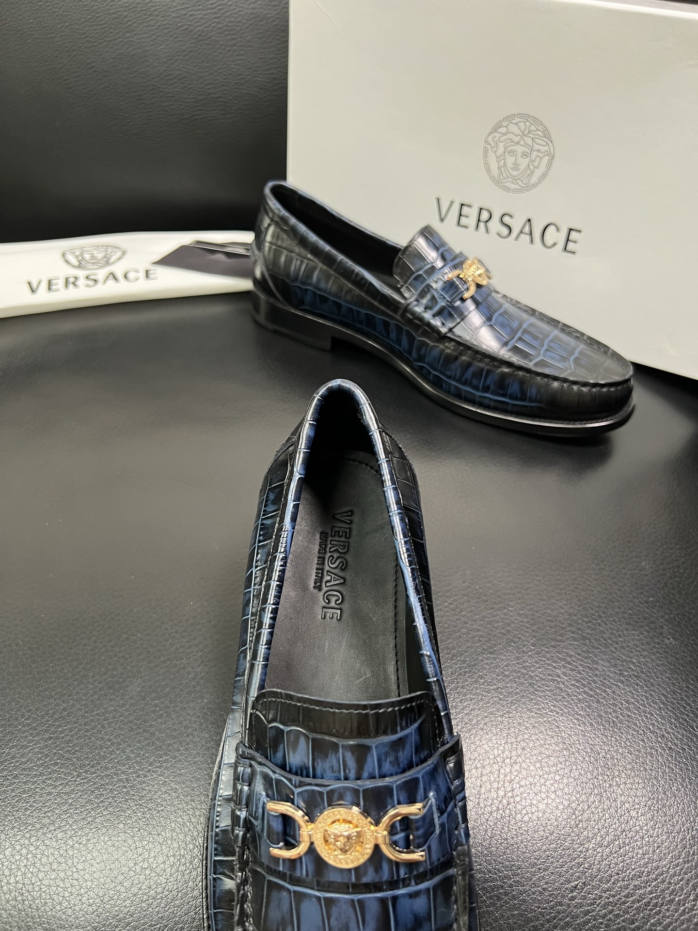 VERSACE 高品质 顶级工艺品 范思哲 专柜同步原厂配置，意大利进口牛皮搭配面料，全鞋配件私模打造，