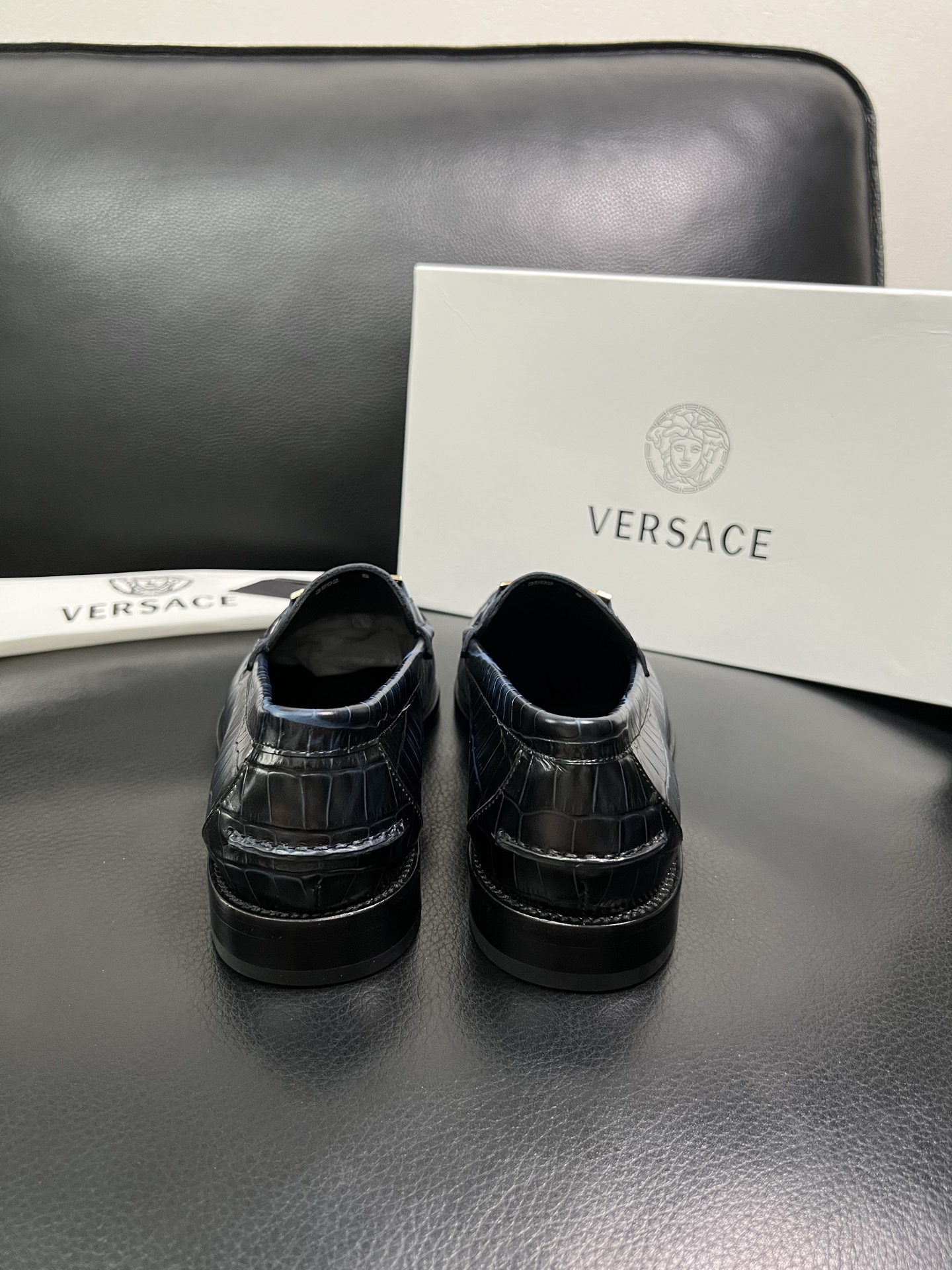 VERSACE 高品质 顶级工艺品 范思哲 专柜同步原厂配置，意大利进口牛皮搭配面料，全鞋配件私模打造，