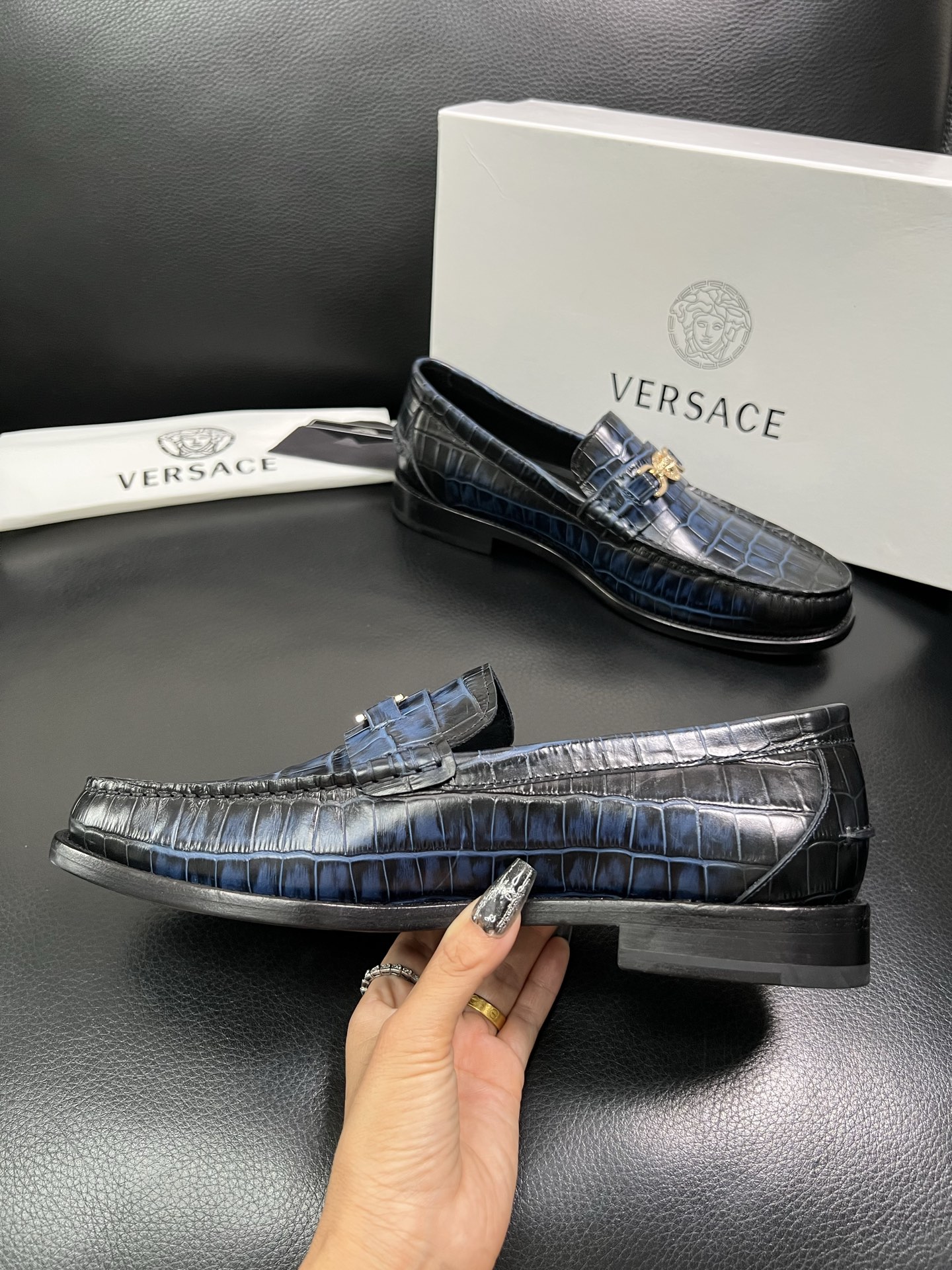 VERSACE 高品质 顶级工艺品 范思哲 专柜同步原厂配置，意大利进口牛皮搭配面料，全鞋配件私模打造，