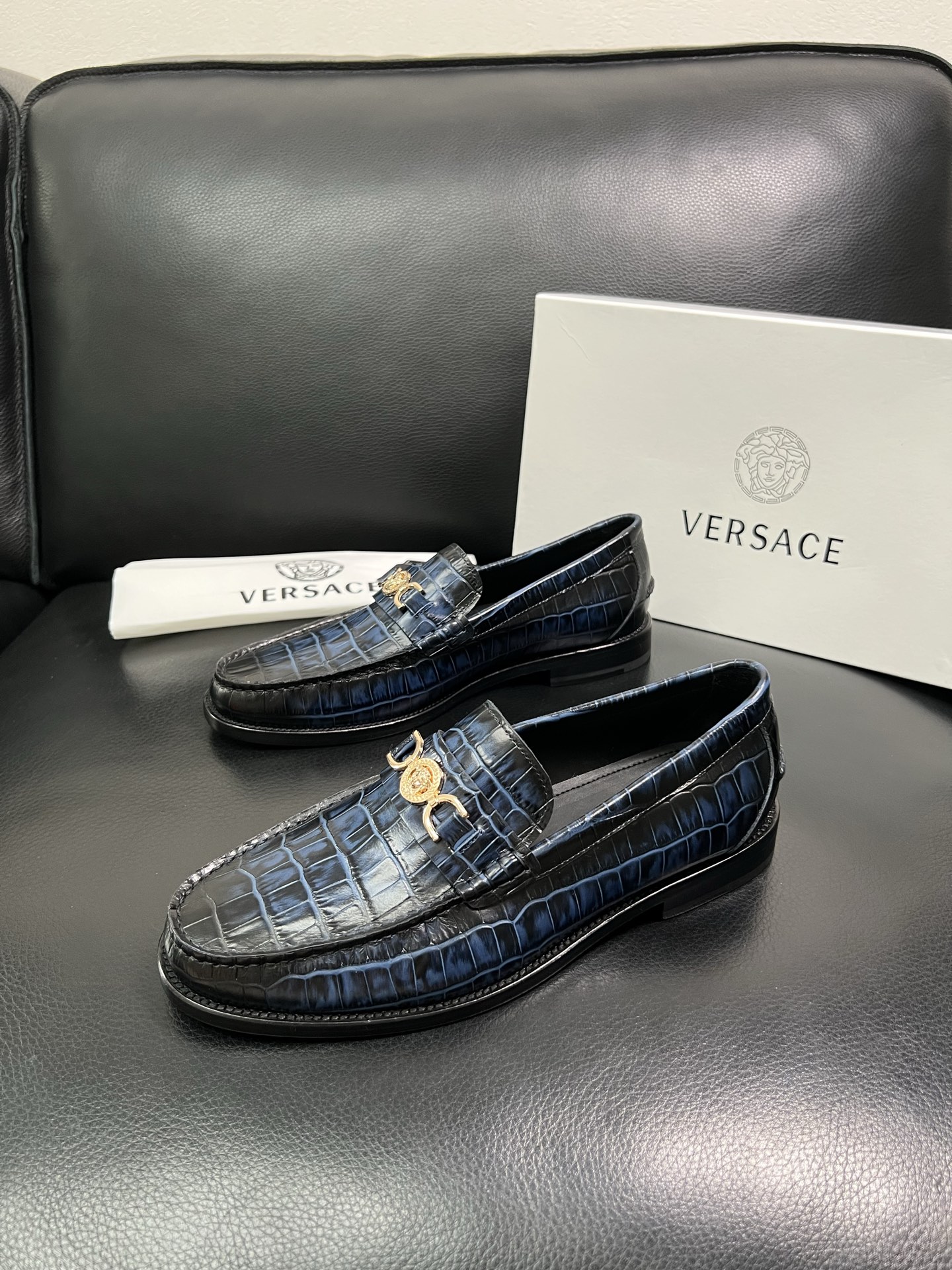 VERSACE 高品质 顶级工艺品 范思哲 专柜同步原厂配置，意大利进口牛皮搭配面料，全鞋配件私模打造，