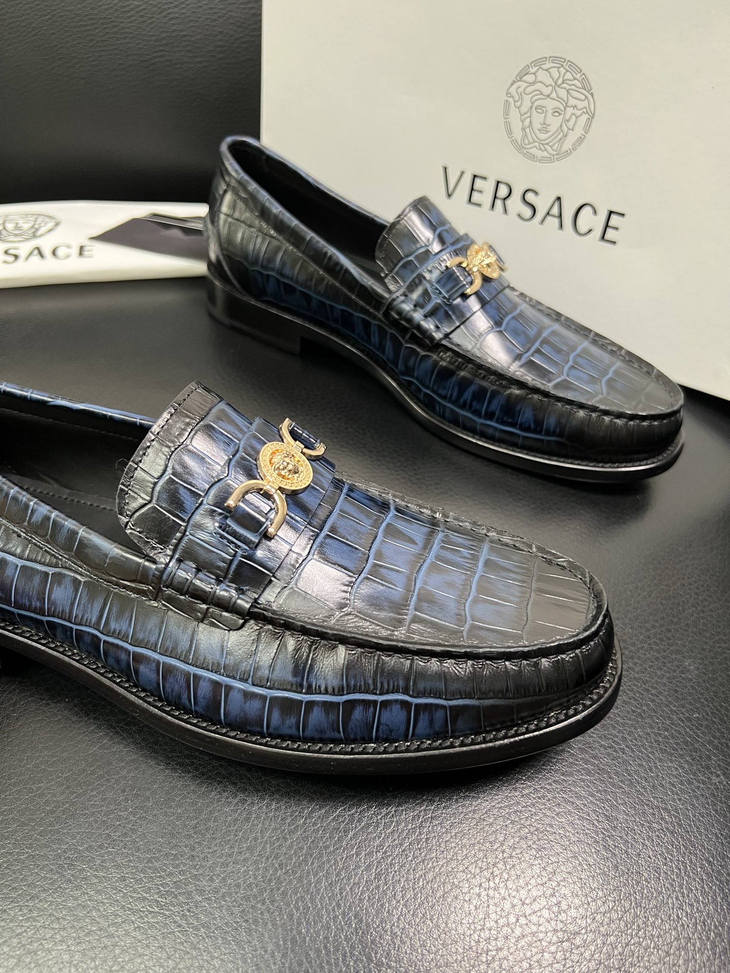 VERSACE 高品质 顶级工艺品 范思哲 专柜同步原厂配置，意大利进口牛皮搭配面料，全鞋配件私模打造，