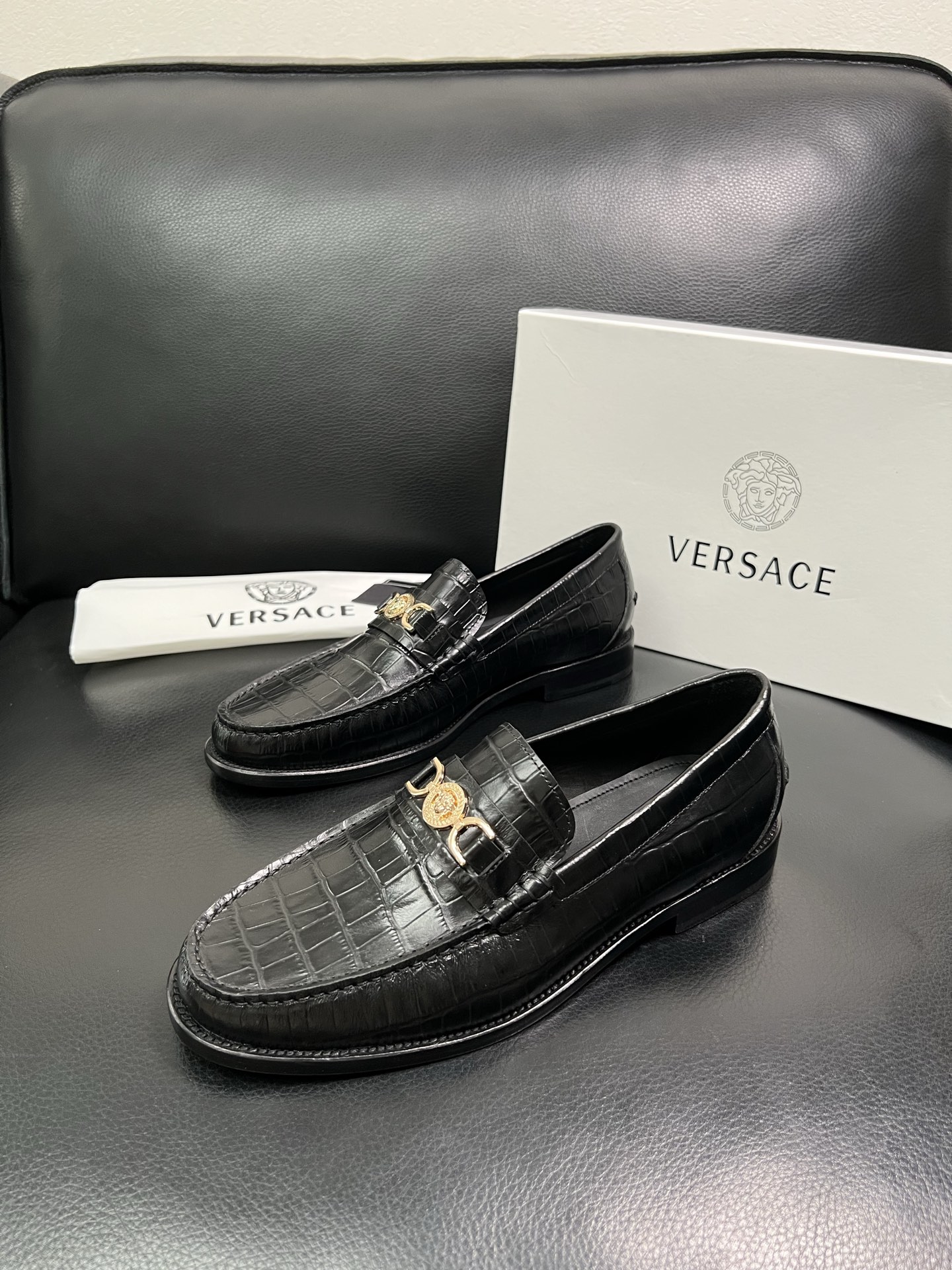 VERSACE 高品质 顶级工艺品 范思哲 专柜同步原厂配置，意大利进口牛皮搭配面料，全鞋配件私模打造，