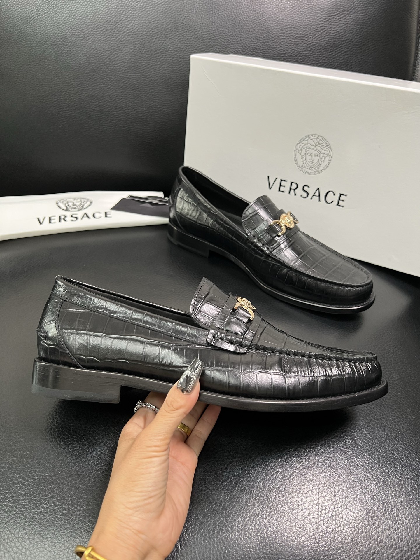 VERSACE 高品质 顶级工艺品 范思哲 专柜同步原厂配置，意大利进口牛皮搭配面料，全鞋配件私模打造，