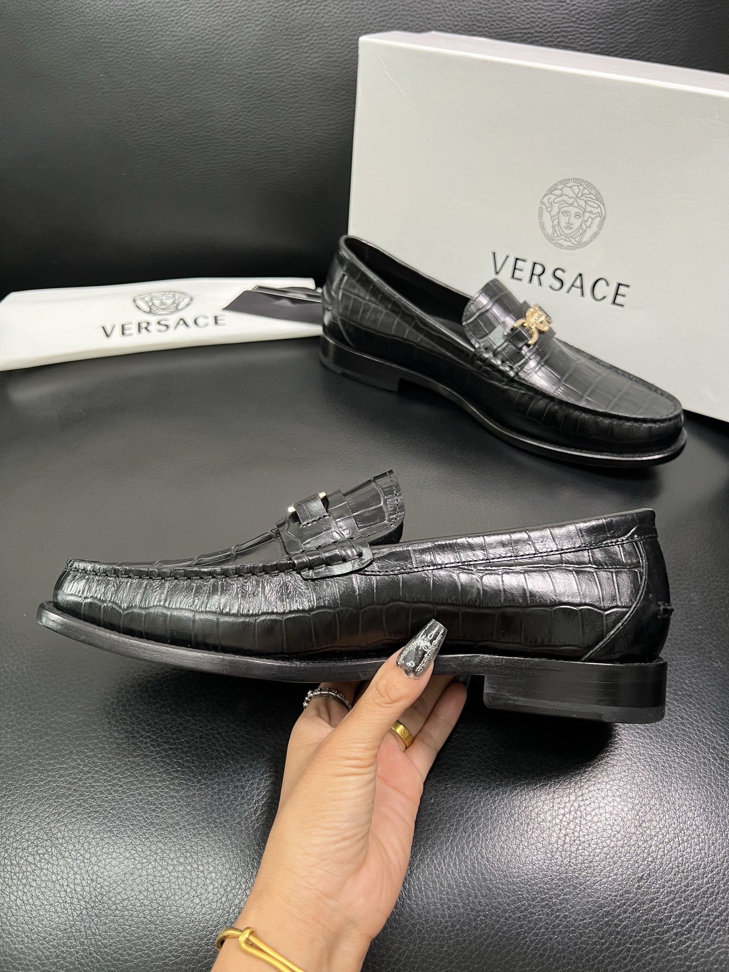 VERSACE 高品质 顶级工艺品 范思哲 专柜同步原厂配置，意大利进口牛皮搭配面料，全鞋配件私模打造，
