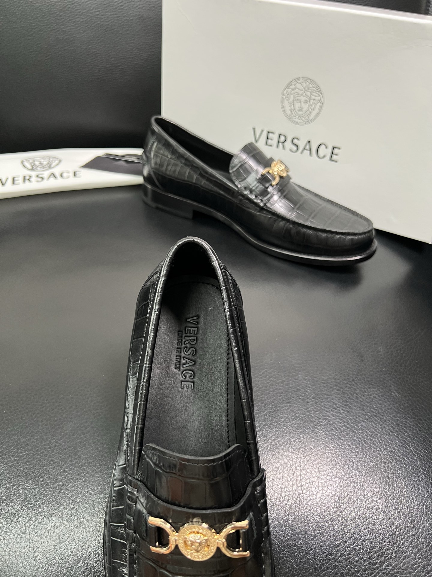 VERSACE 高品质 顶级工艺品 范思哲 专柜同步原厂配置，意大利进口牛皮搭配面料，全鞋配件私模打造，