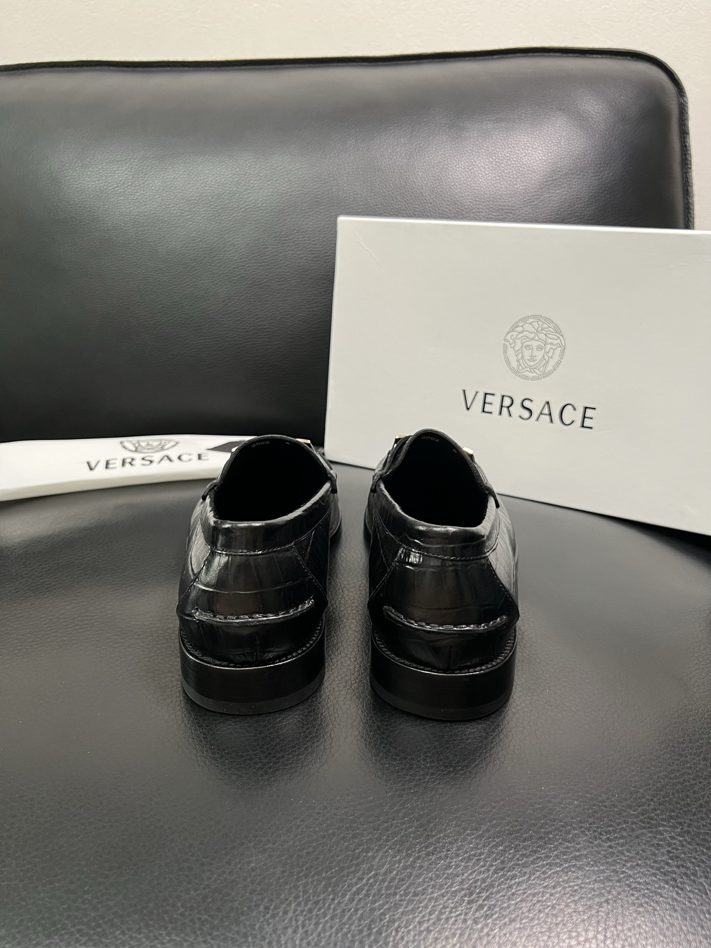 VERSACE 高品质 顶级工艺品 范思哲 专柜同步原厂配置，意大利进口牛皮搭配面料，全鞋配件私模打造，