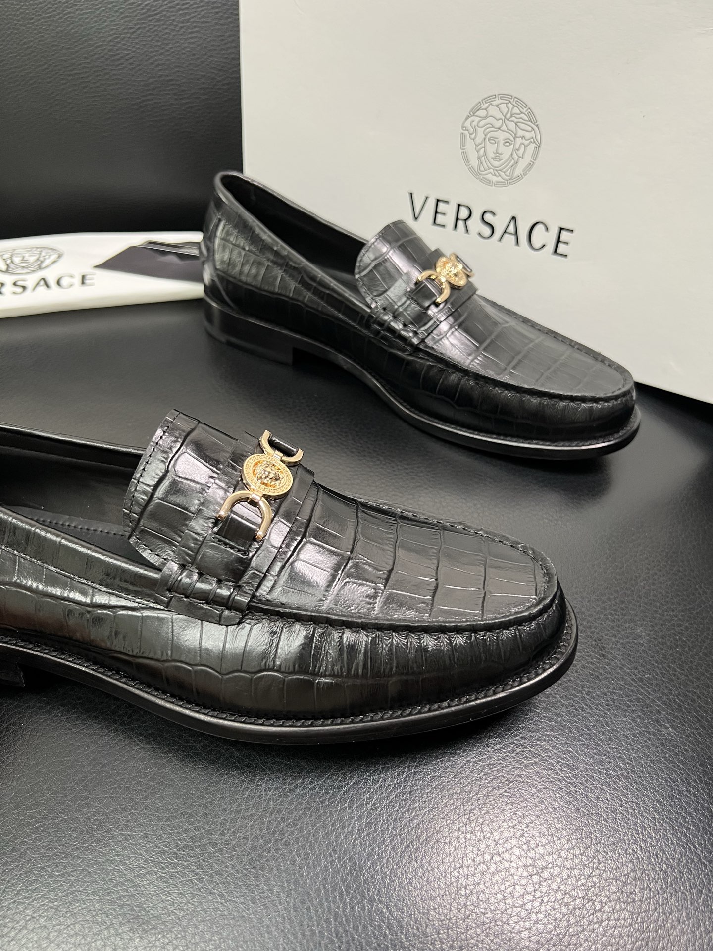 VERSACE 高品质 顶级工艺品 范思哲 专柜同步原厂配置，意大利进口牛皮搭配面料，全鞋配件私模打造，
