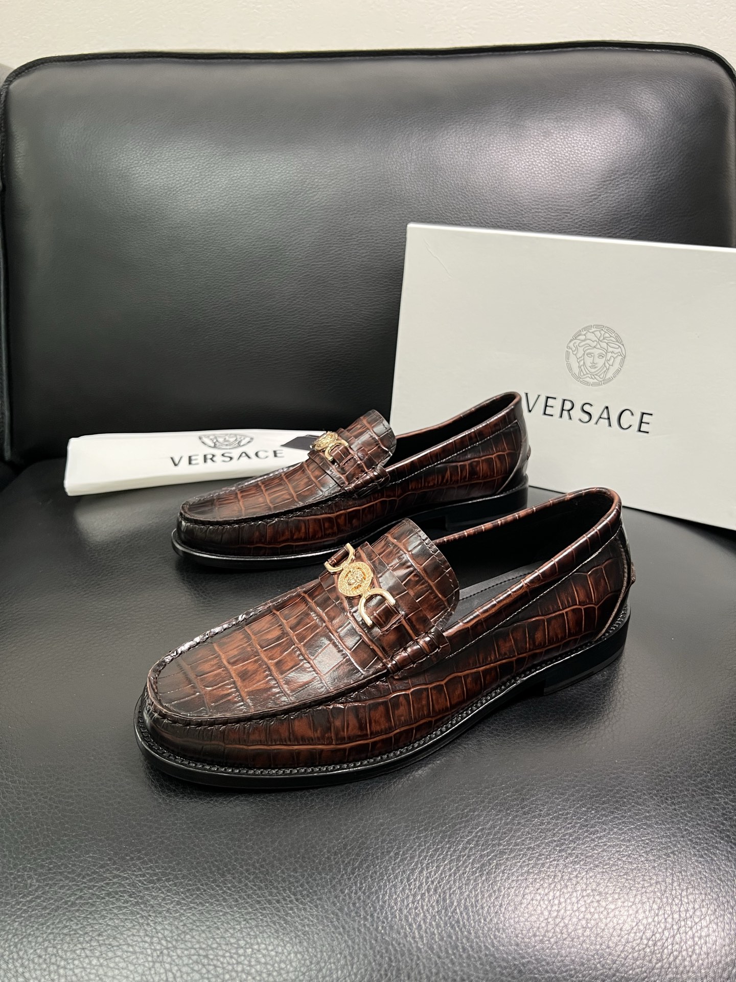 VERSACE 高品质 顶级工艺品 范思哲 专柜同步原厂配置，意大利进口牛皮搭配面料，全鞋配件私模打造，