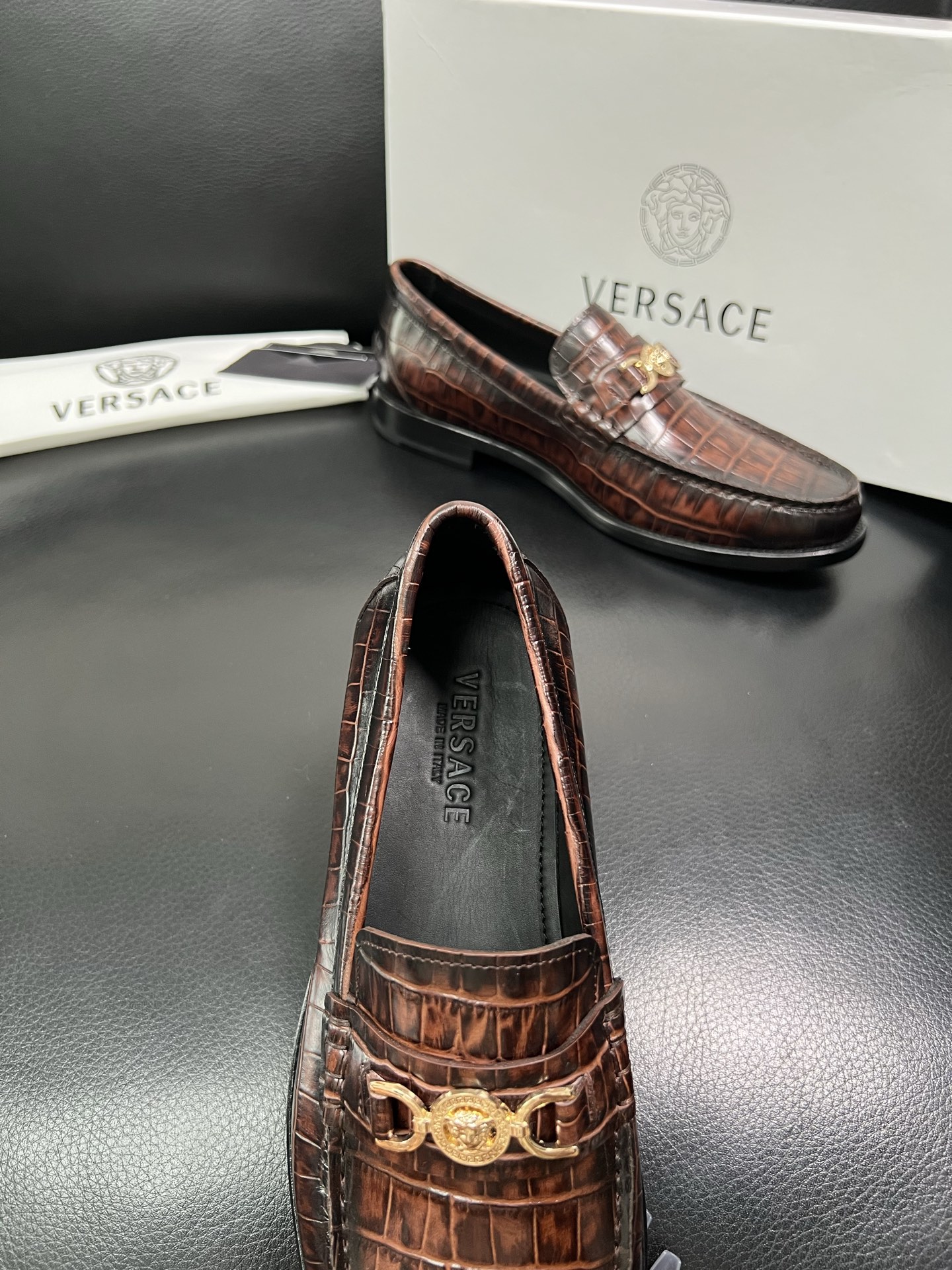 VERSACE 高品质 顶级工艺品 范思哲 专柜同步原厂配置，意大利进口牛皮搭配面料，全鞋配件私模打造，