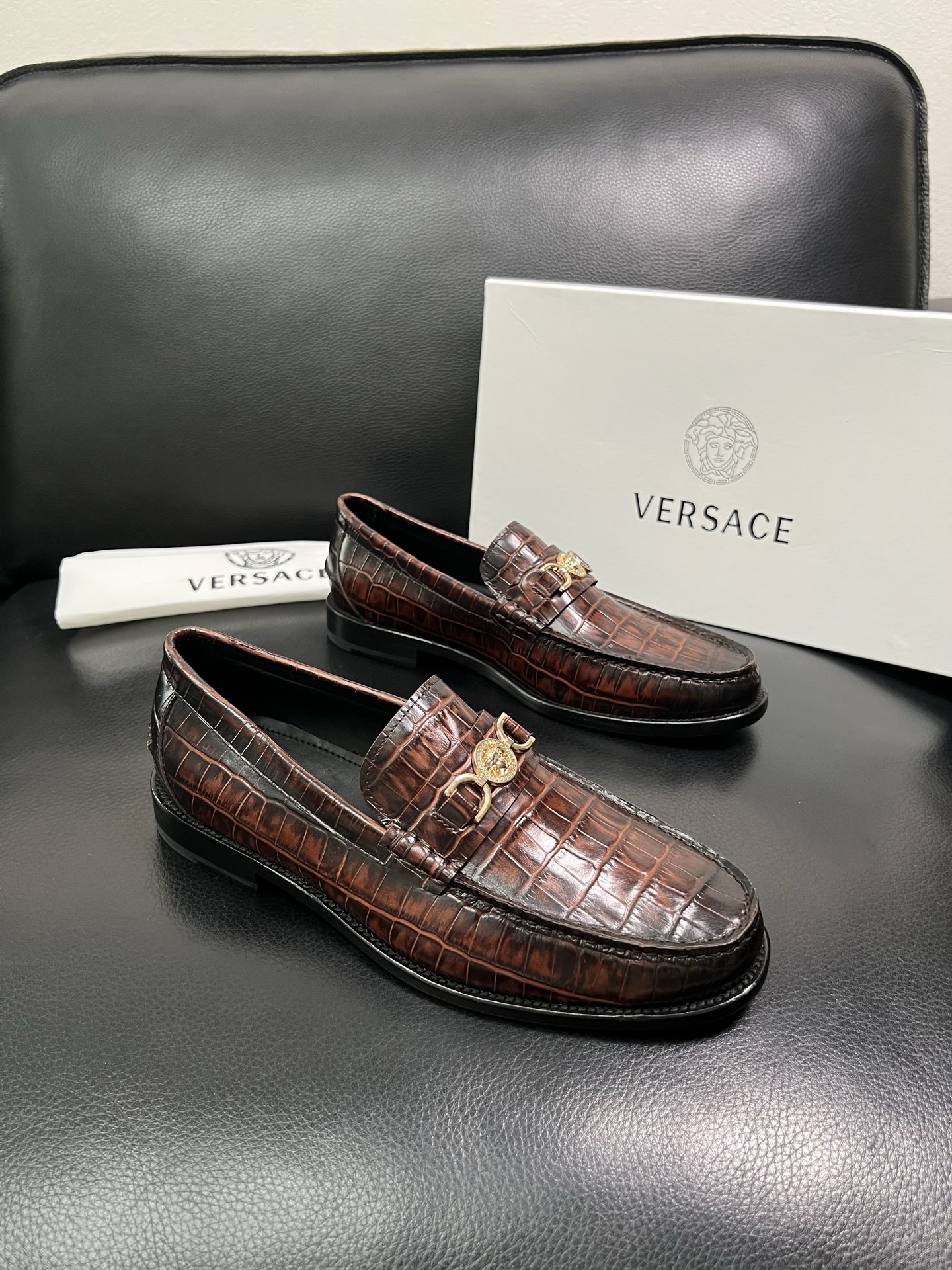VERSACE 高品质 顶级工艺品 范思哲 专柜同步原厂配置，意大利进口牛皮搭配面料，全鞋配件私模打造，