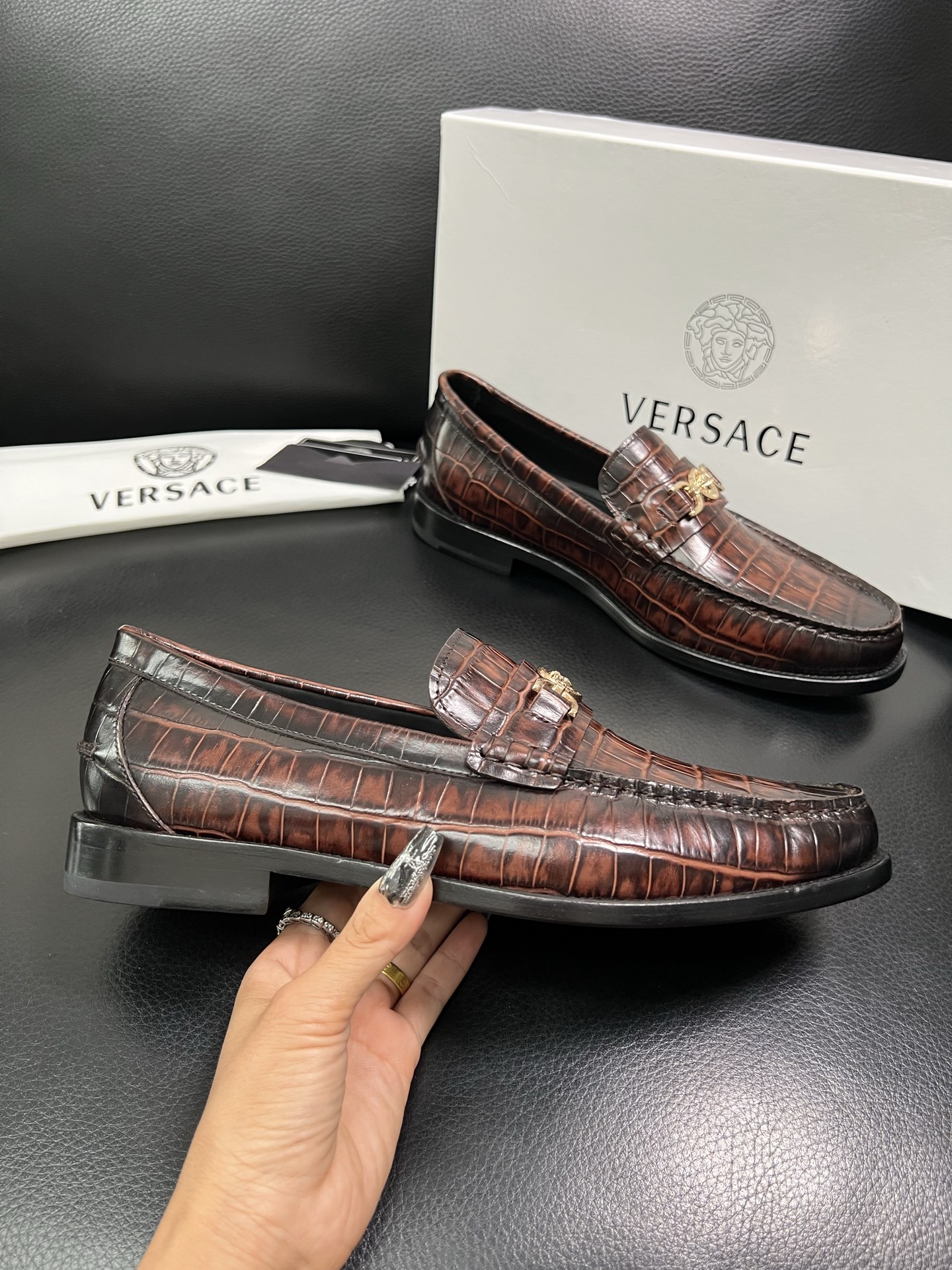VERSACE 高品质 顶级工艺品 范思哲 专柜同步原厂配置，意大利进口牛皮搭配面料，全鞋配件私模打造，