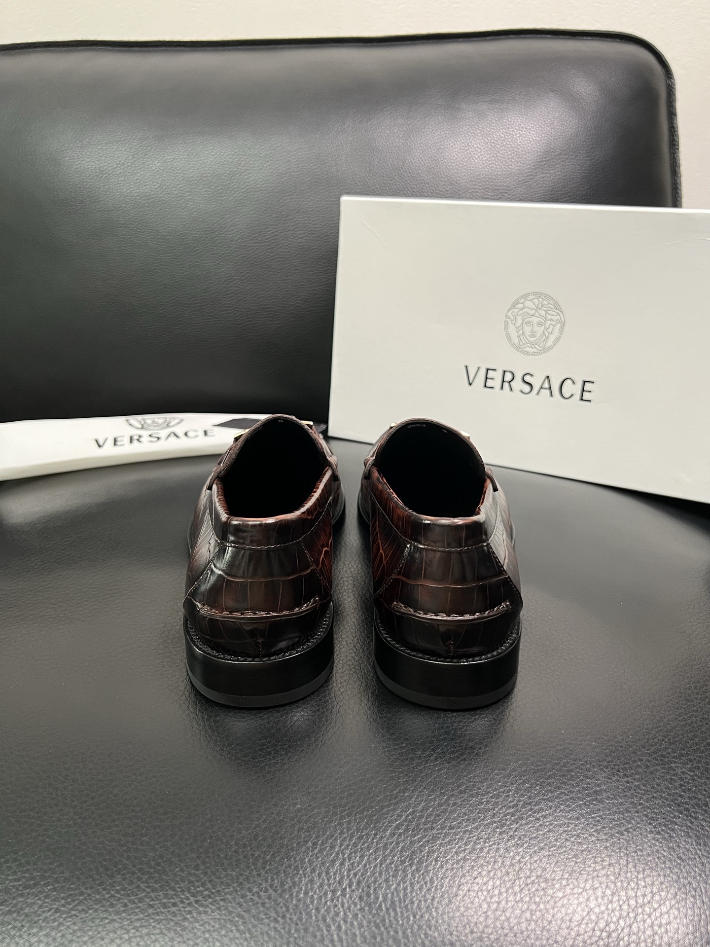 VERSACE 高品质 顶级工艺品 范思哲 专柜同步原厂配置，意大利进口牛皮搭配面料，全鞋配件私模打造，