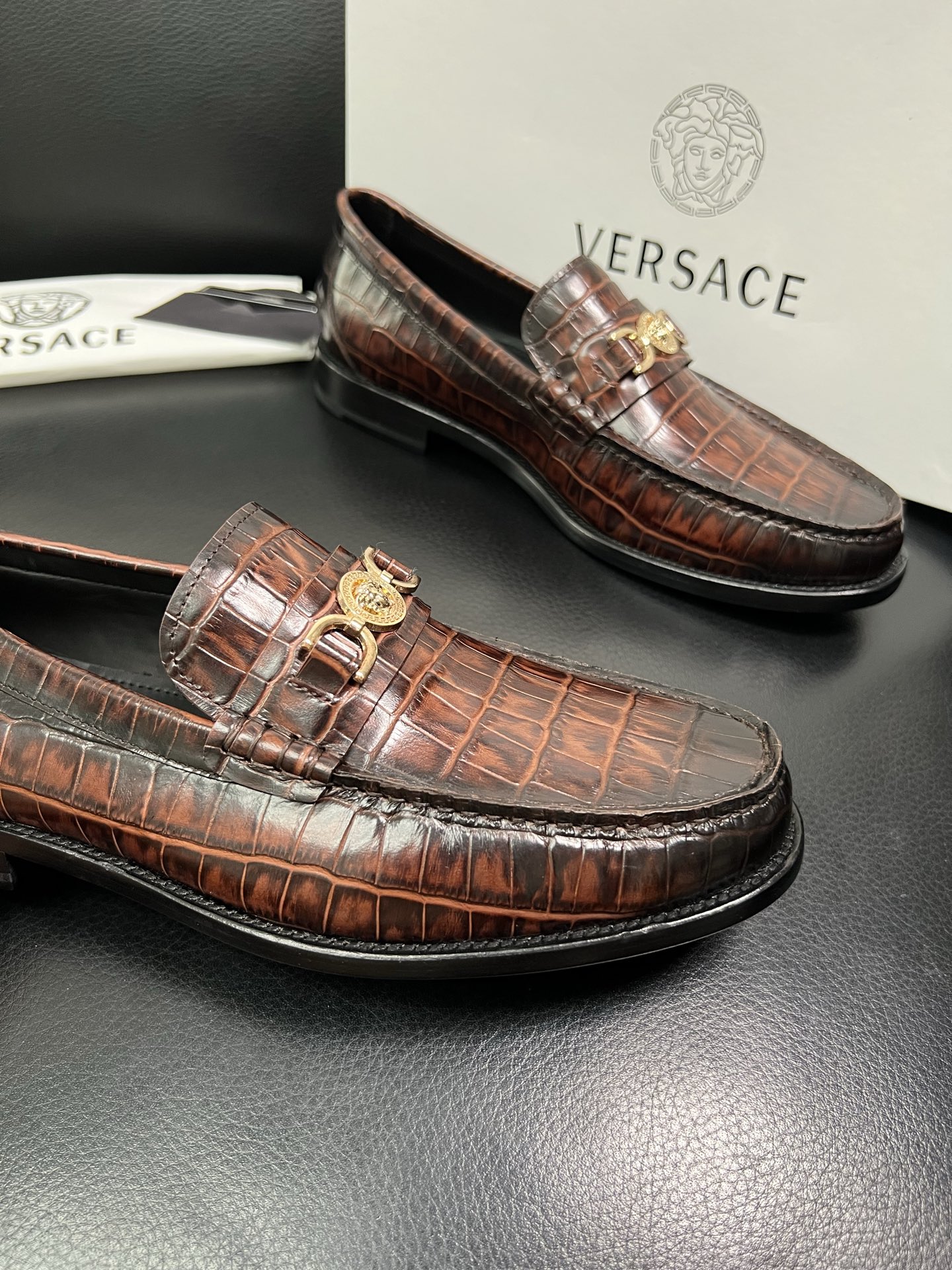 VERSACE 高品质 顶级工艺品 范思哲 专柜同步原厂配置，意大利进口牛皮搭配面料，全鞋配件私模打造，