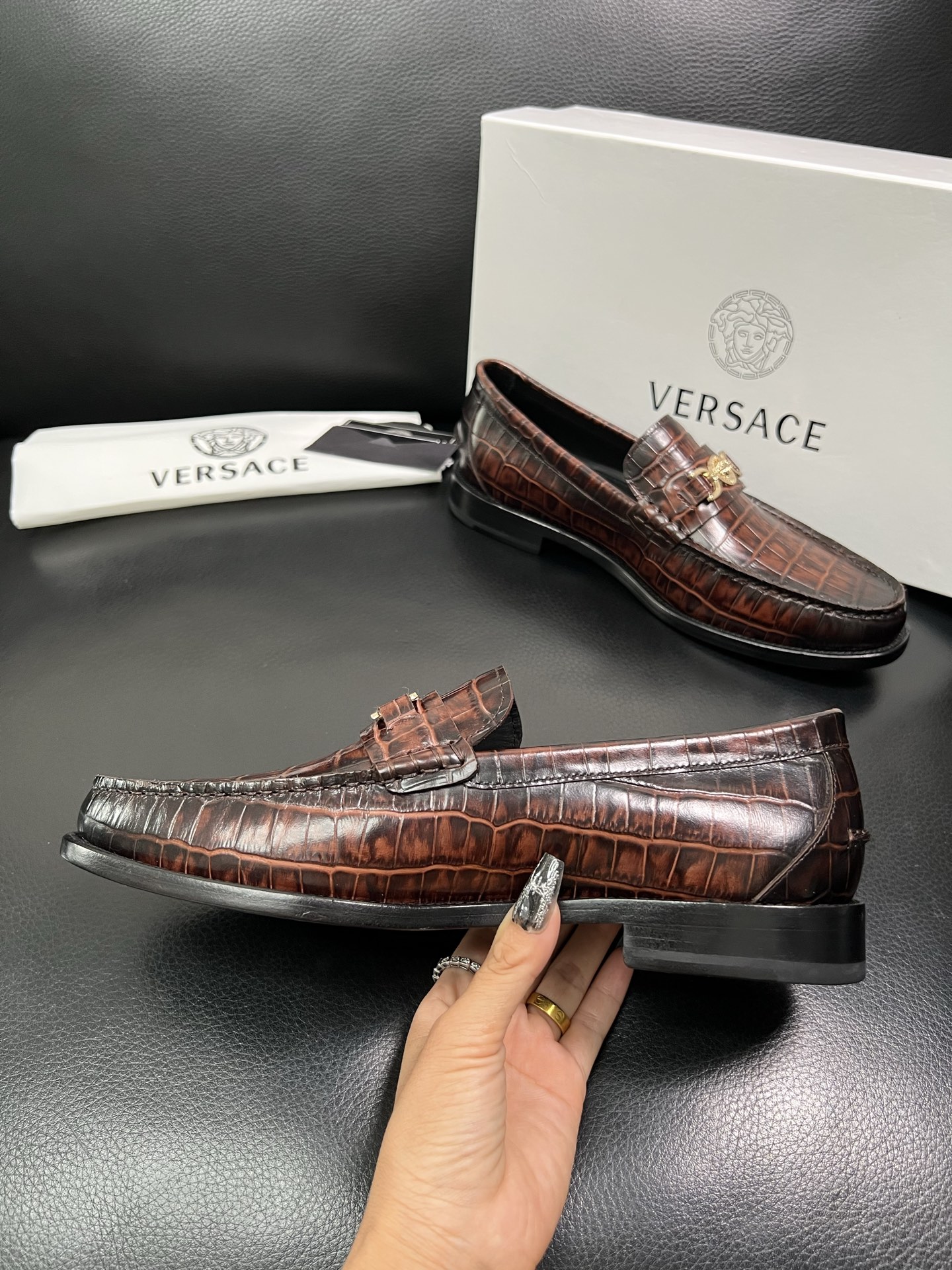 VERSACE 高品质 顶级工艺品 范思哲 专柜同步原厂配置，意大利进口牛皮搭配面料，全鞋配件私模打造，