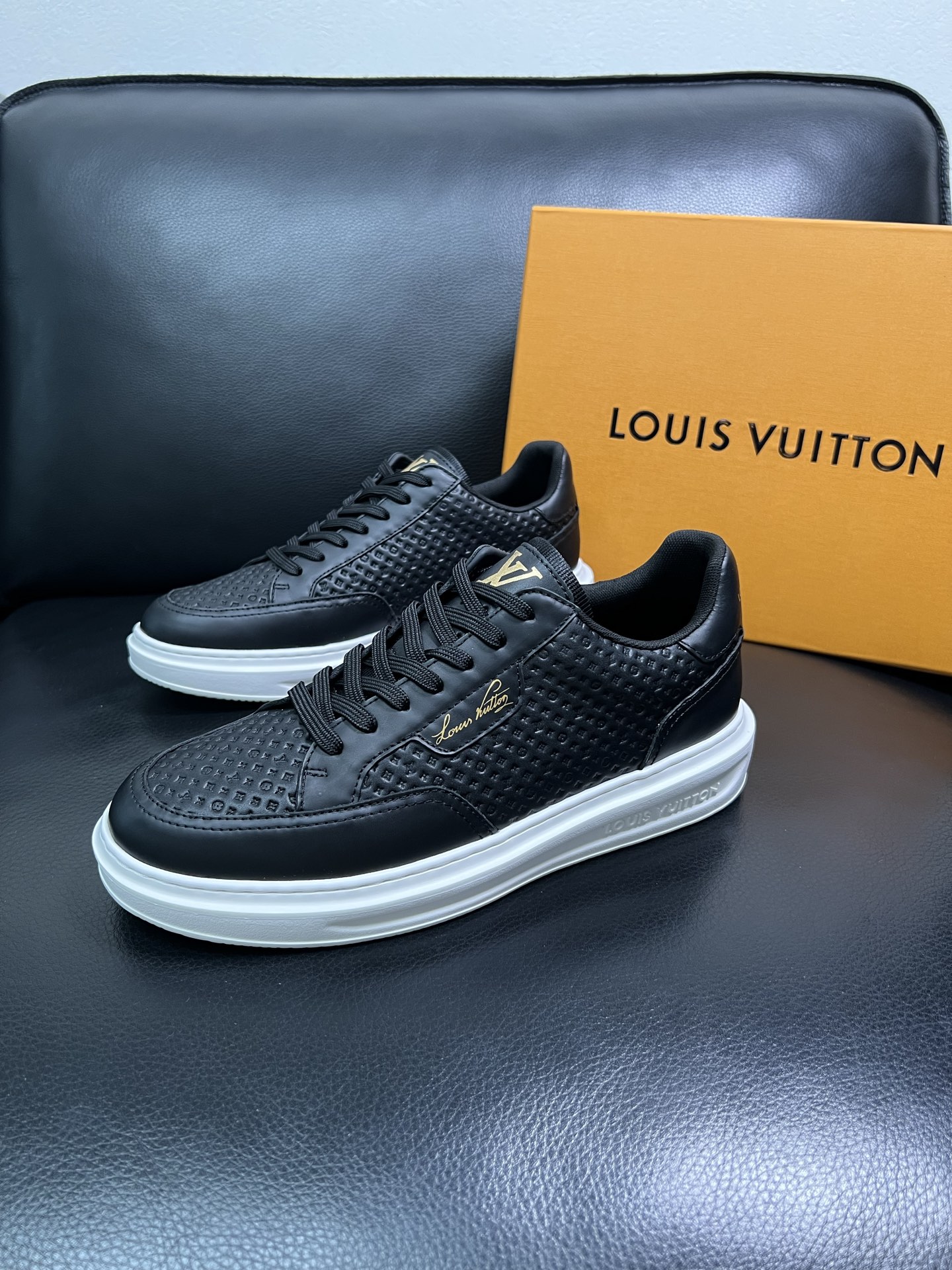 Lv 高品质 顶级工艺品 路易威登 运动板鞋专柜同步原厂配置，鞋面意大利进口，高品质拼接缤纷色彩复杂工艺