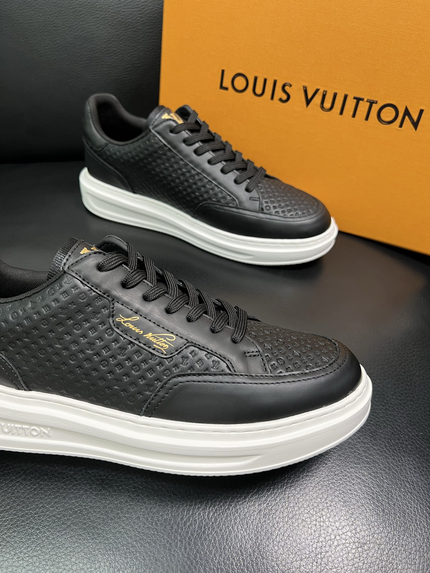 Lv 高品质 顶级工艺品 路易威登 运动板鞋专柜同步原厂配置，鞋面意大利进口，高品质拼接缤纷色彩复杂工艺