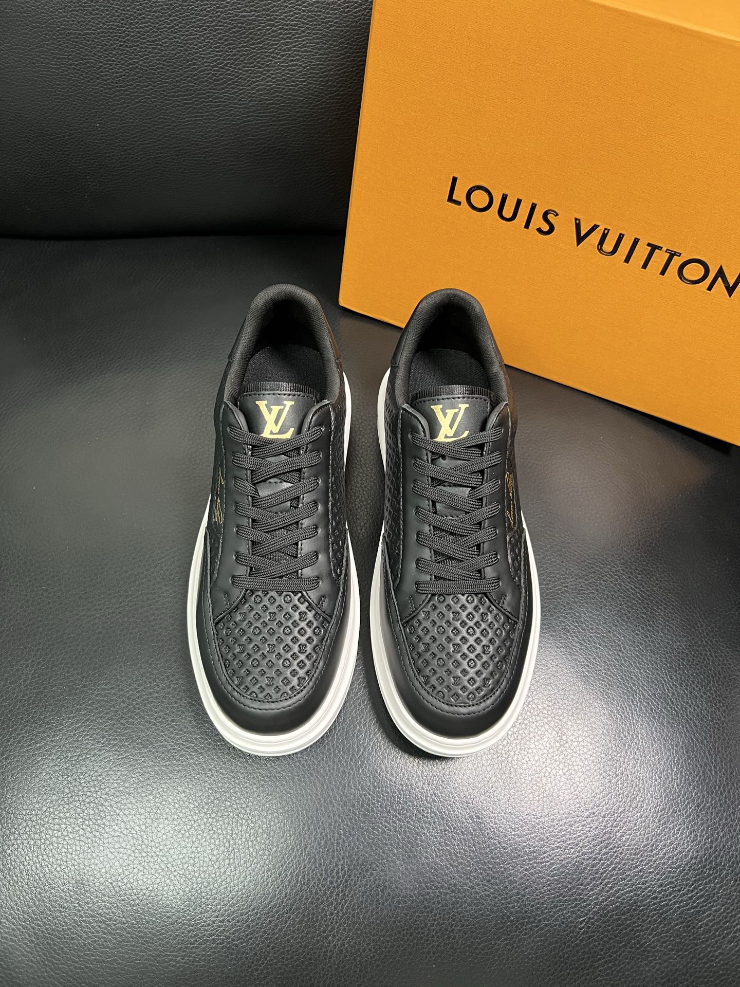Lv 高品质 顶级工艺品 路易威登 运动板鞋专柜同步原厂配置，鞋面意大利进口，高品质拼接缤纷色彩复杂工艺