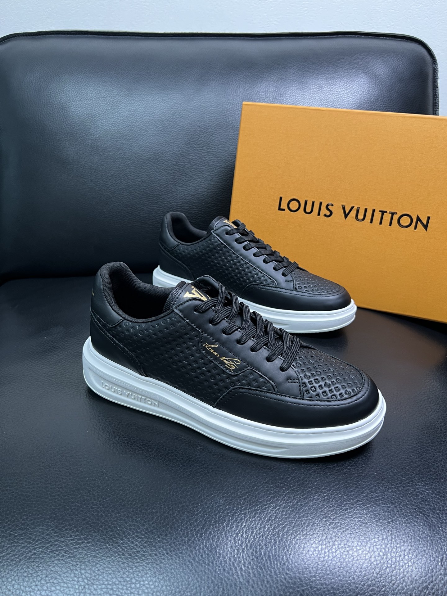Lv 高品质 顶级工艺品 路易威登 运动板鞋专柜同步原厂配置，鞋面意大利进口，高品质拼接缤纷色彩复杂工艺