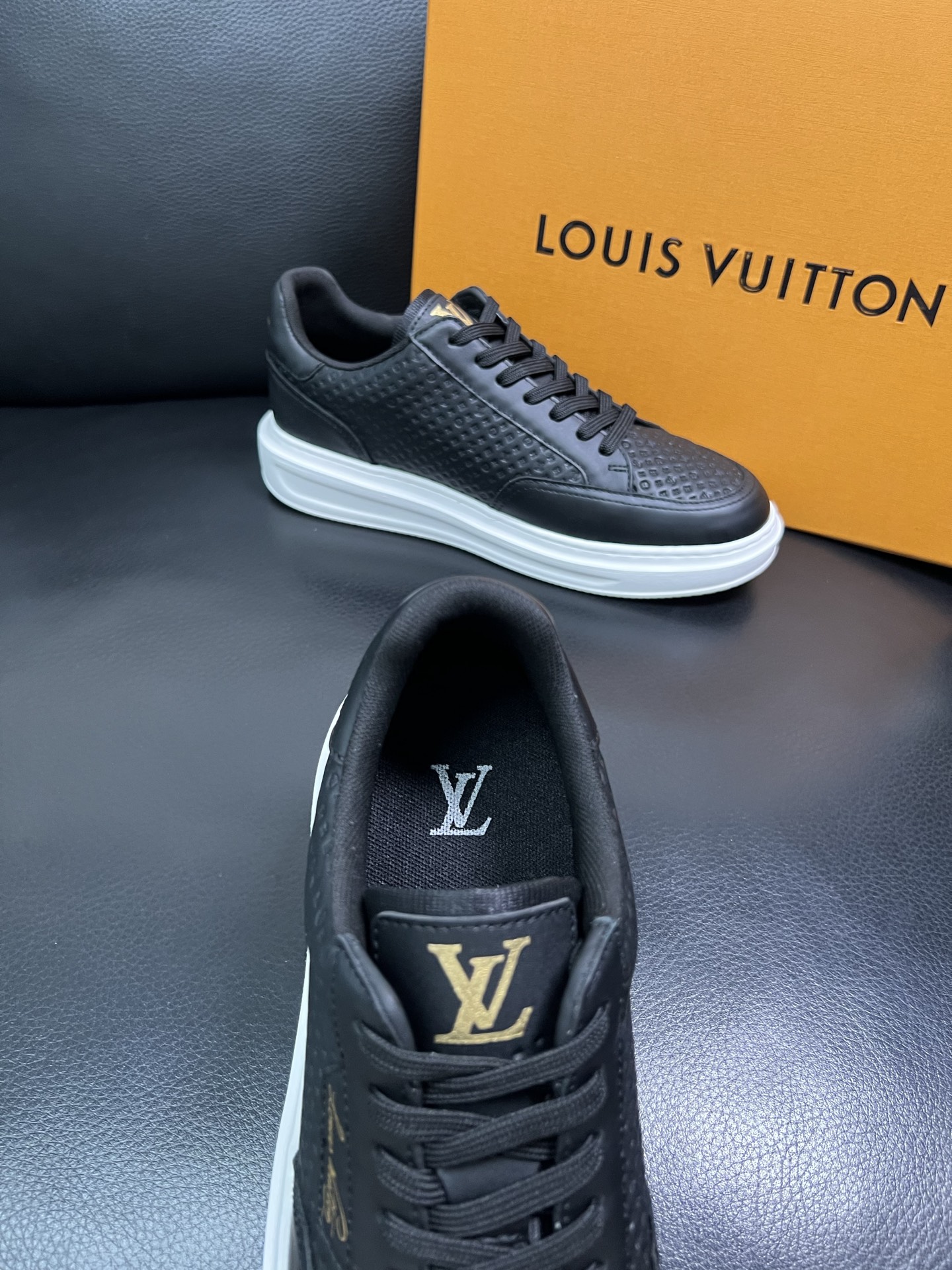 Lv 高品质 顶级工艺品 路易威登 运动板鞋专柜同步原厂配置，鞋面意大利进口，高品质拼接缤纷色彩复杂工艺