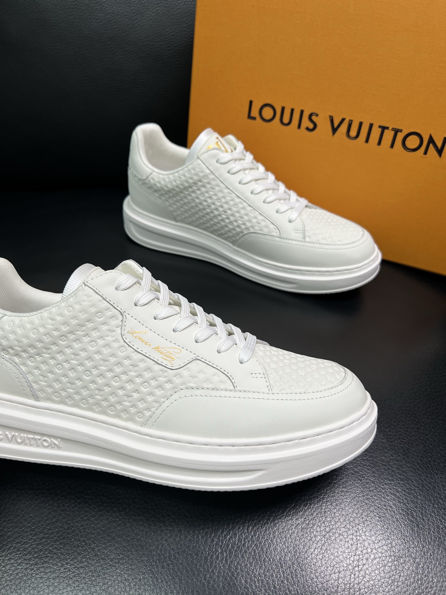 Lv 高品质 顶级工艺品 路易威登 运动板鞋专柜同步原厂配置，鞋面意大利进口，高品质拼接缤纷色彩复杂工艺