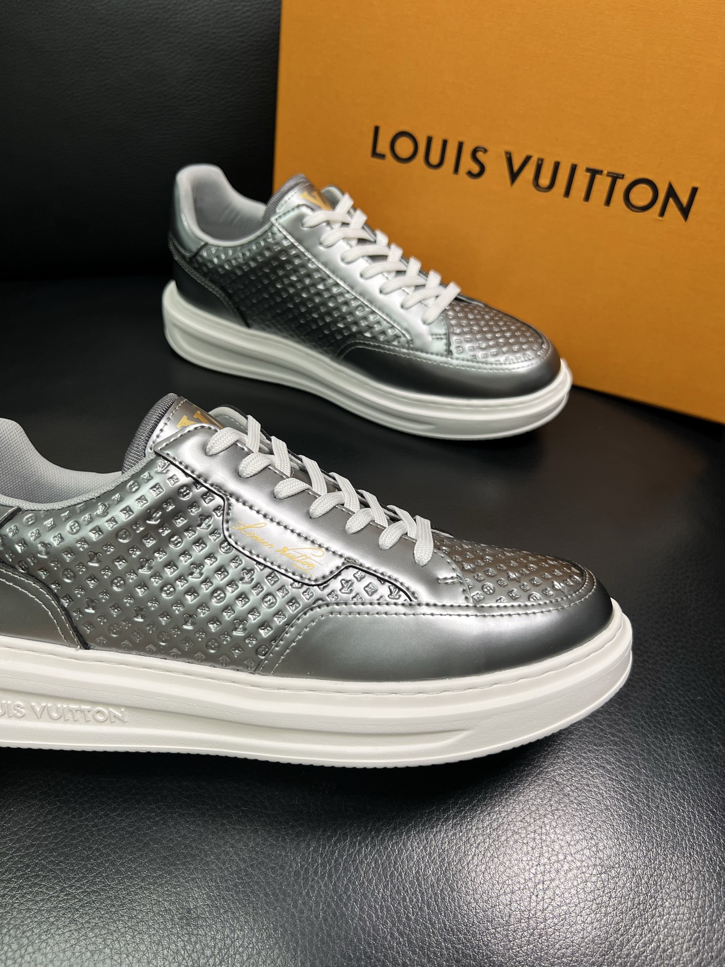 Lv 高品质 顶级工艺品 路易威登 运动板鞋专柜同步原厂配置，鞋面意大利进口，高品质拼接缤纷色彩复杂工艺