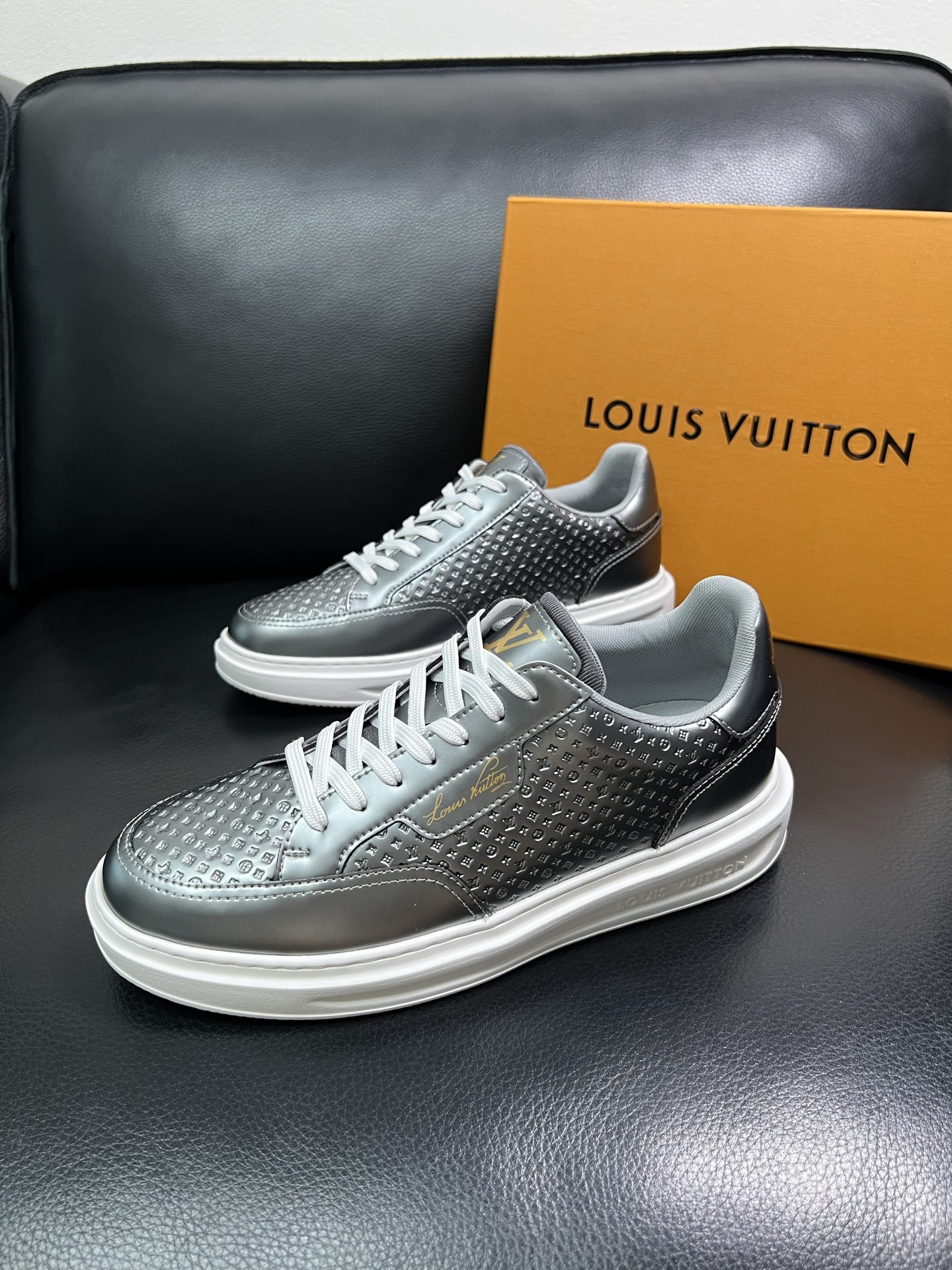 Lv 高品质 顶级工艺品 路易威登 运动板鞋专柜同步原厂配置，鞋面意大利进口，高品质拼接缤纷色彩复杂工艺