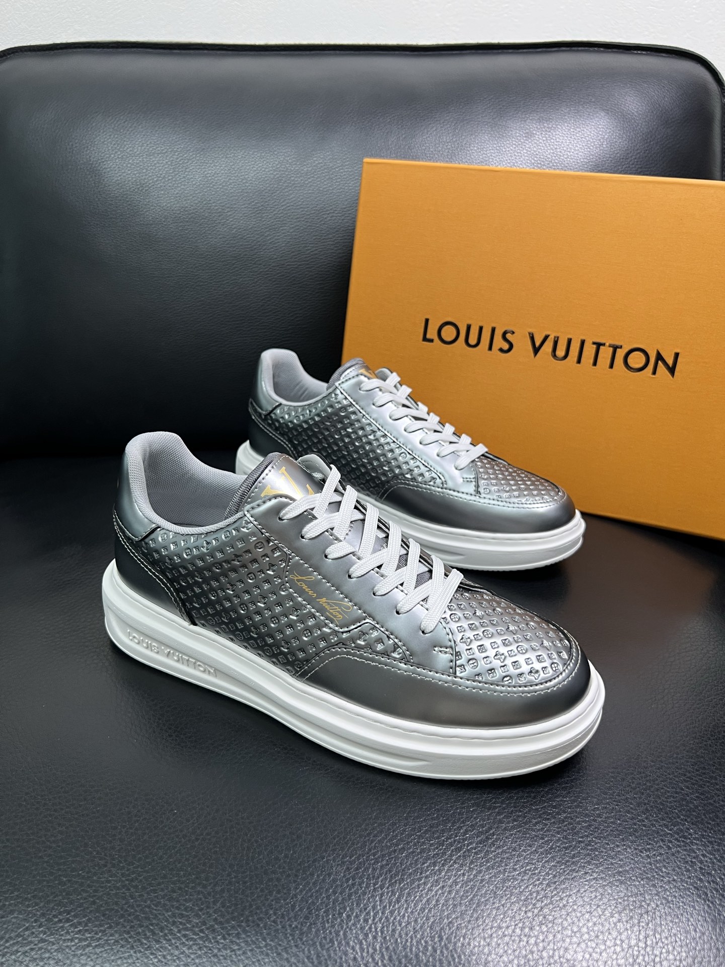 Lv 高品质 顶级工艺品 路易威登 运动板鞋专柜同步原厂配置，鞋面意大利进口，高品质拼接缤纷色彩复杂工艺