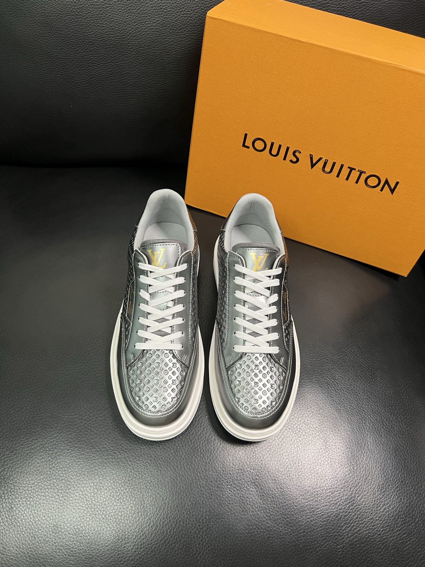 Lv 高品质 顶级工艺品 路易威登 运动板鞋专柜同步原厂配置，鞋面意大利进口，高品质拼接缤纷色彩复杂工艺