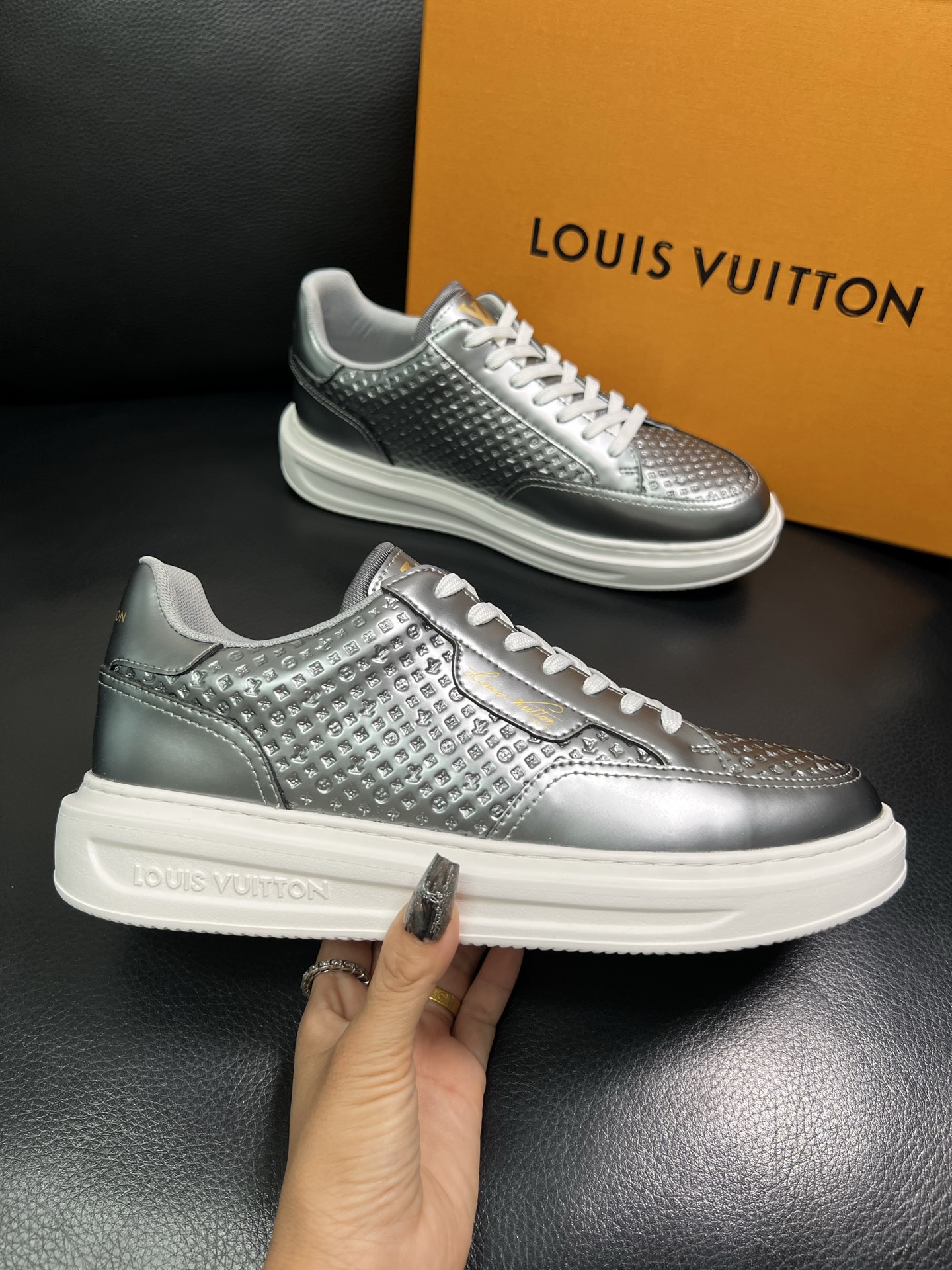 Lv 高品质 顶级工艺品 路易威登 运动板鞋专柜同步原厂配置，鞋面意大利进口，高品质拼接缤纷色彩复杂工艺