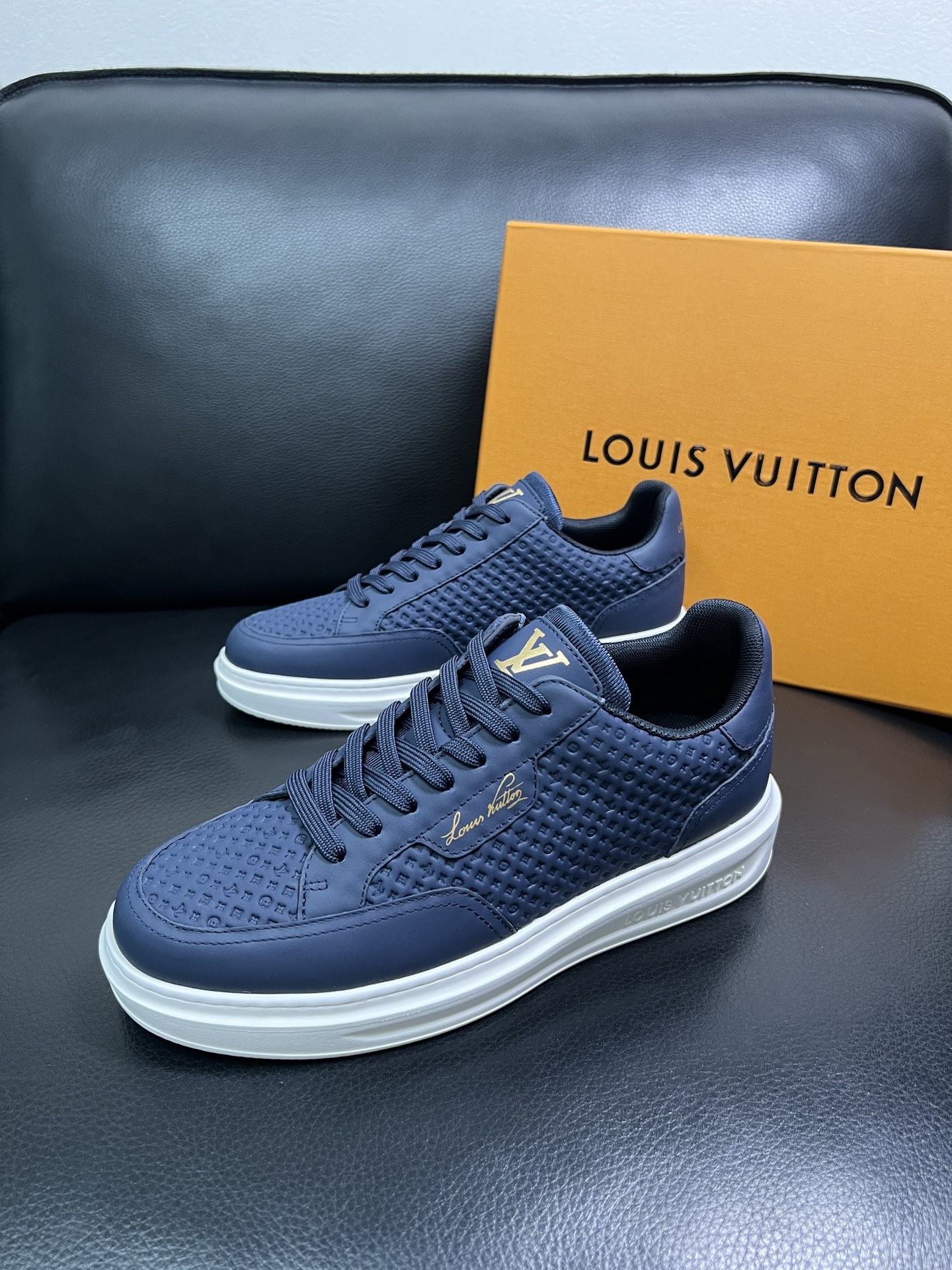 Lv 高品质 顶级工艺品 路易威登 运动板鞋专柜同步原厂配置，鞋面意大利进口，高品质拼接缤纷色彩复杂工艺