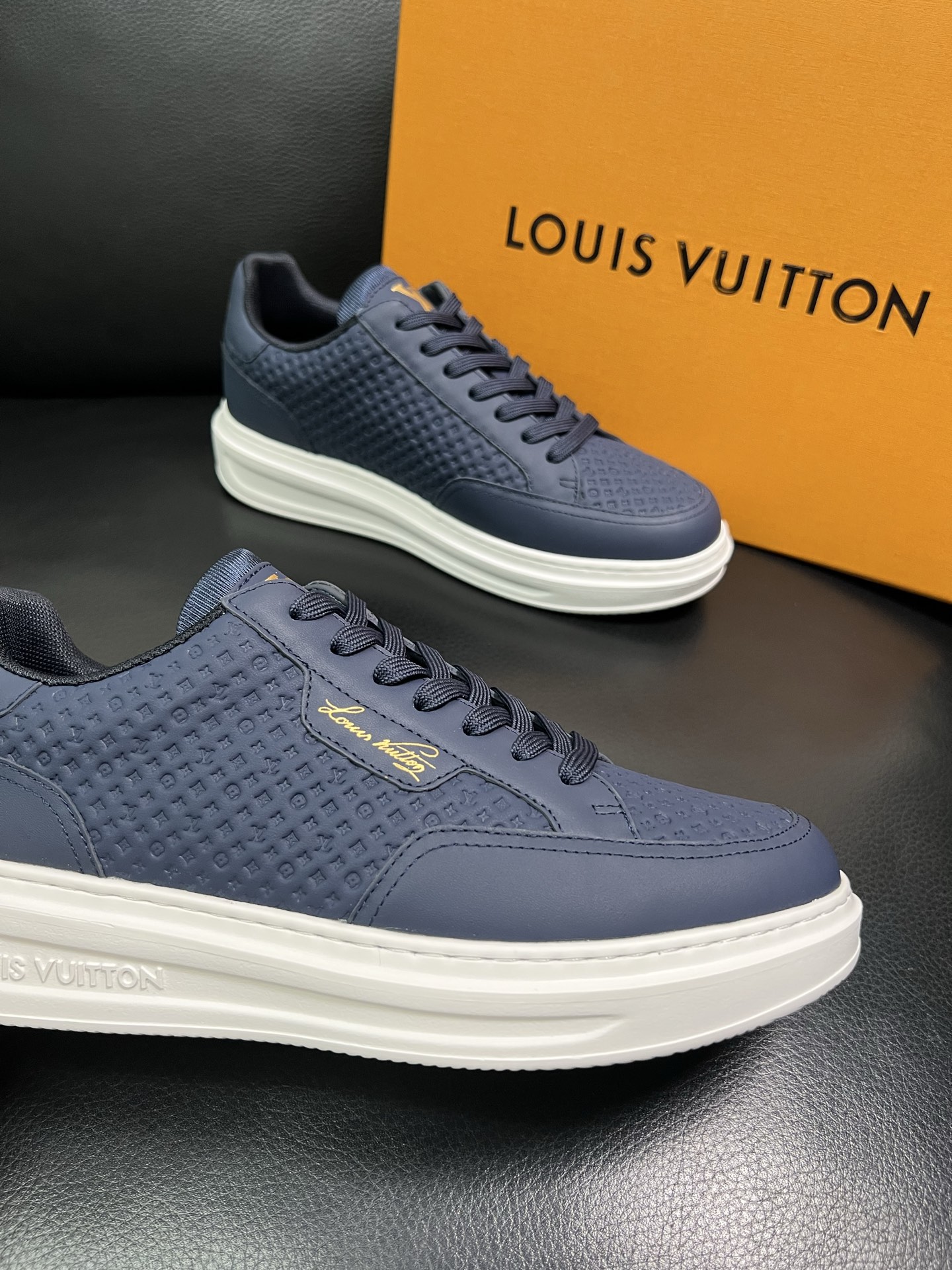 Lv 高品质 顶级工艺品 路易威登 运动板鞋专柜同步原厂配置，鞋面意大利进口，高品质拼接缤纷色彩复杂工艺
