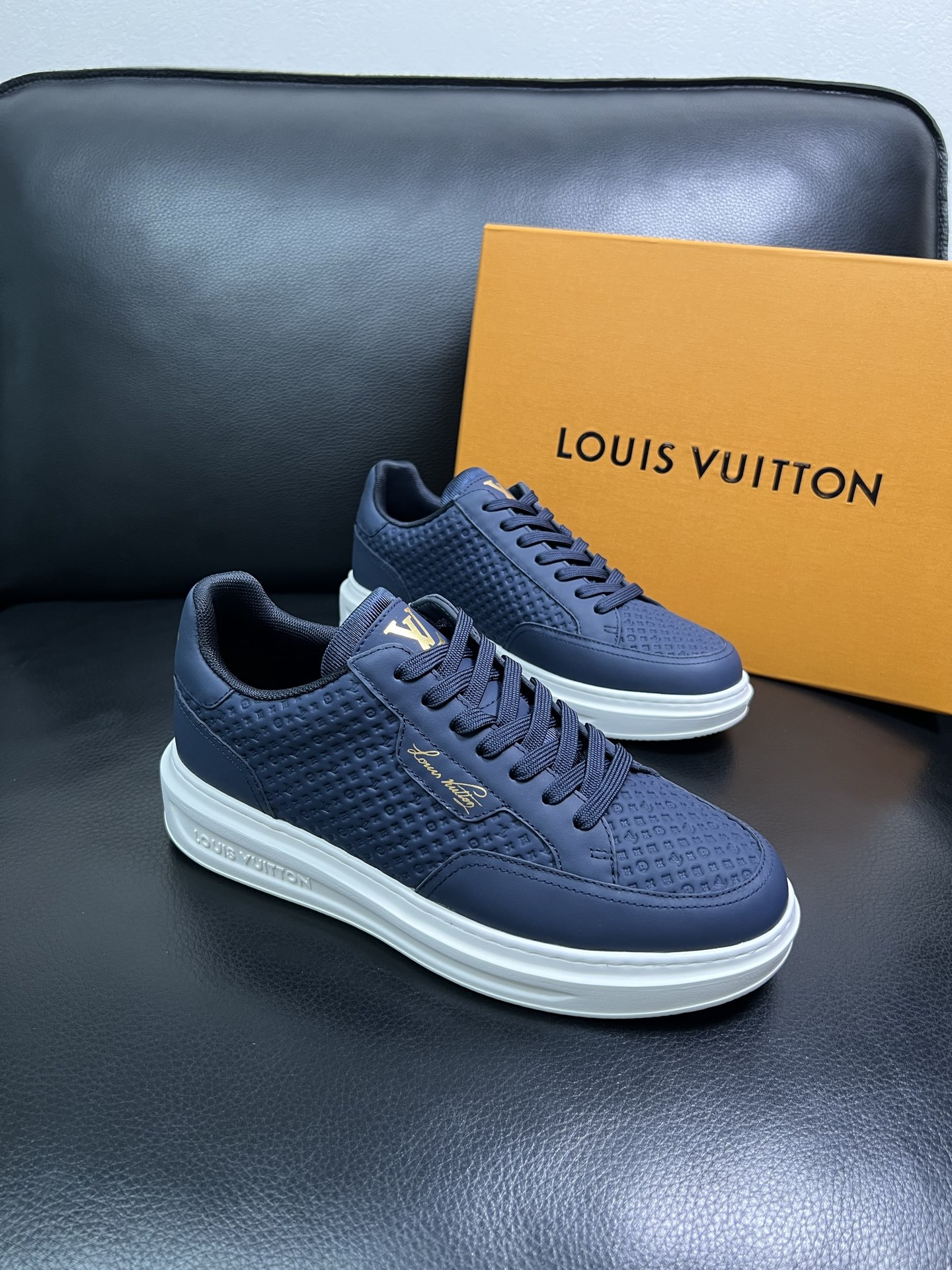 Lv 高品质 顶级工艺品 路易威登 运动板鞋专柜同步原厂配置，鞋面意大利进口，高品质拼接缤纷色彩复杂工艺