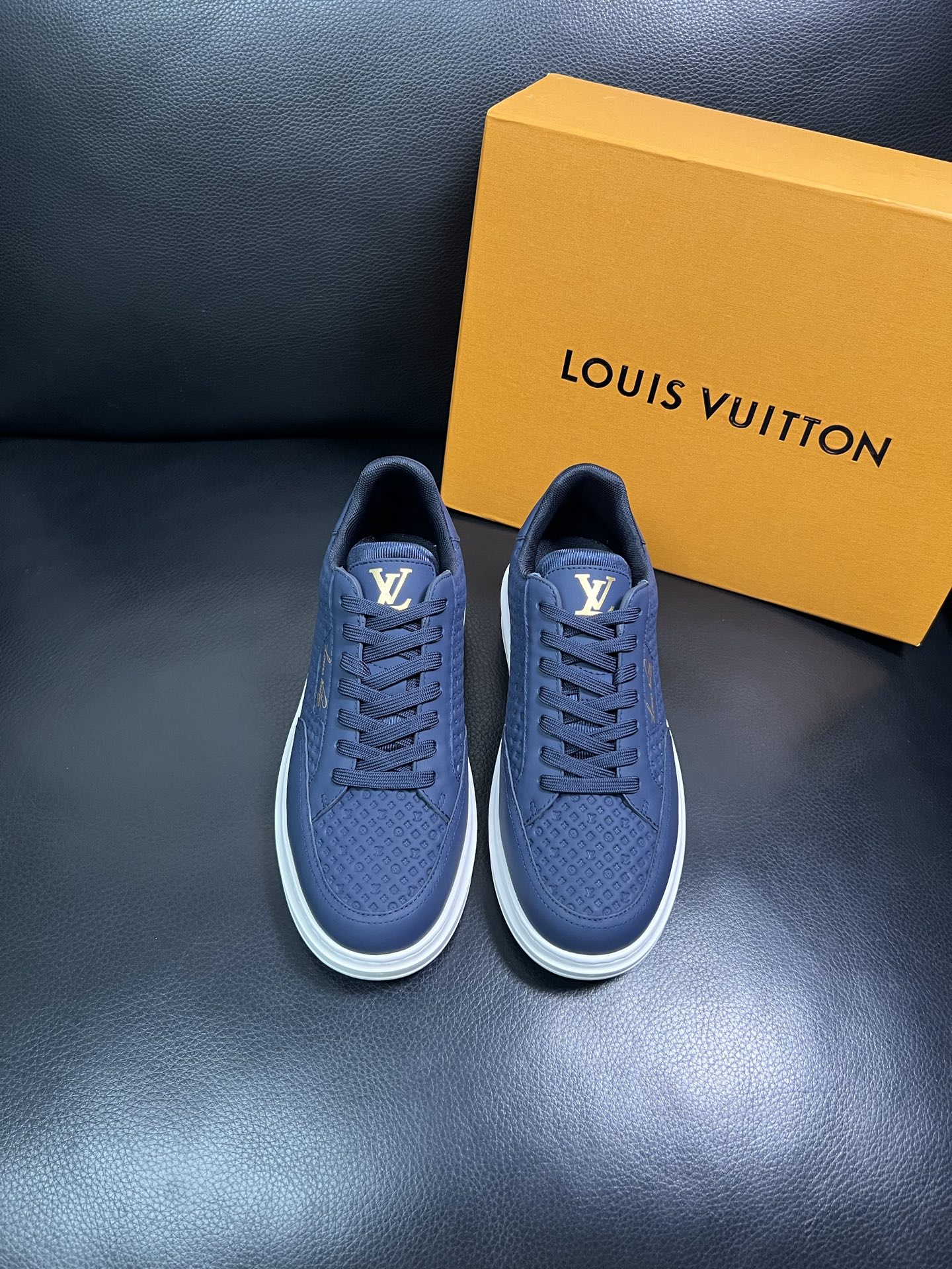 Lv 高品质 顶级工艺品 路易威登 运动板鞋专柜同步原厂配置，鞋面意大利进口，高品质拼接缤纷色彩复杂工艺