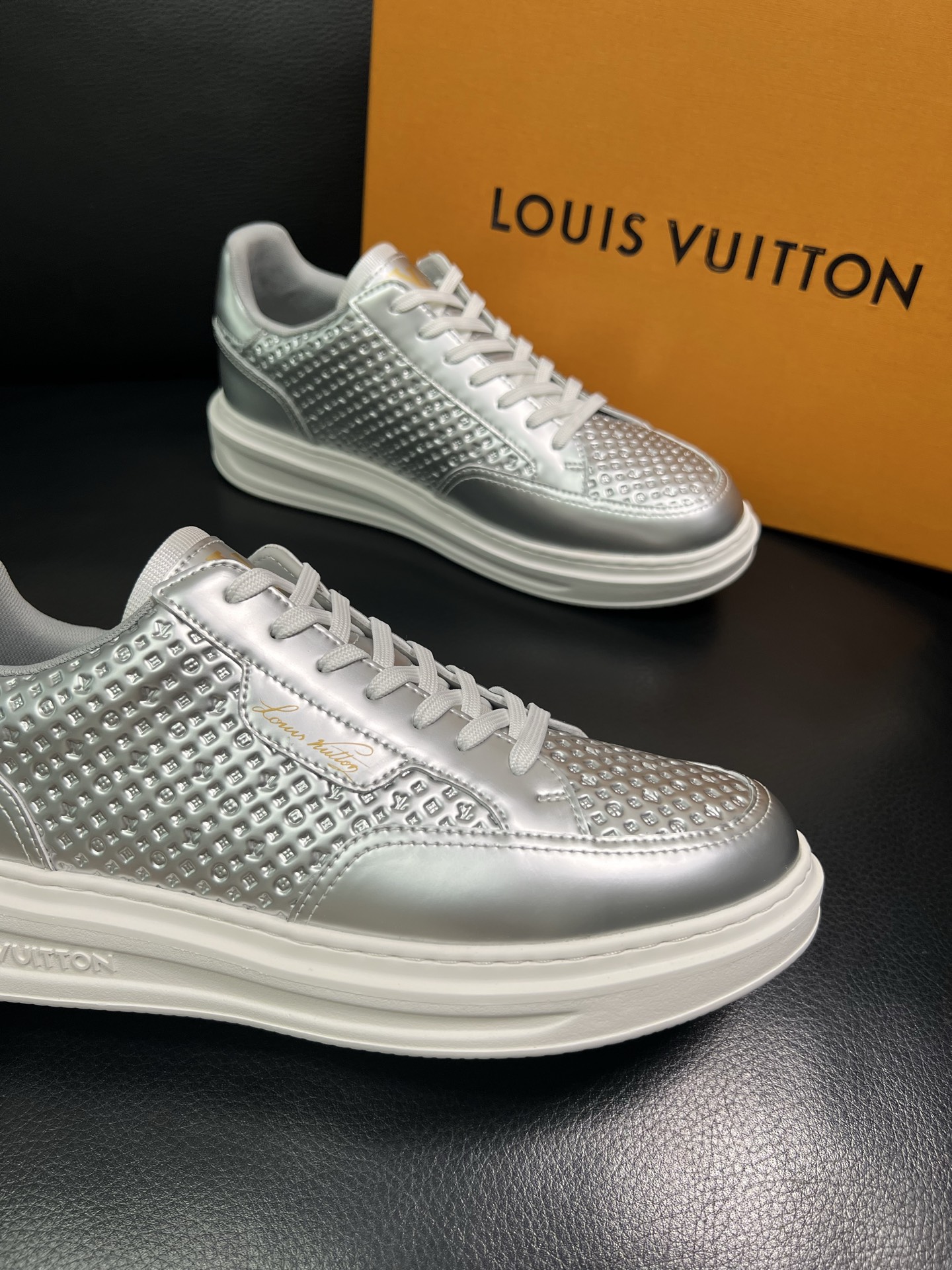 Lv 高品质 顶级工艺品 路易威登 运动板鞋专柜同步原厂配置，鞋面意大利进口，高品质拼接缤纷色彩复杂工艺