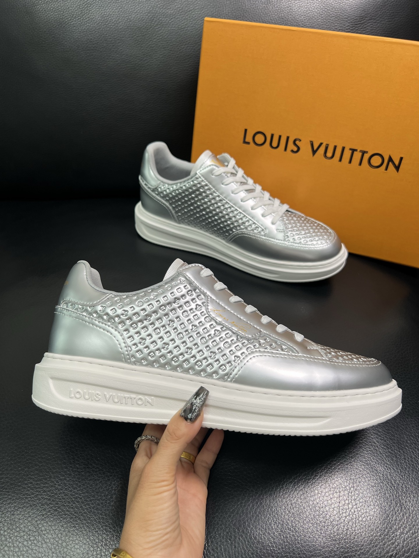 Lv 高品质 顶级工艺品 路易威登 运动板鞋专柜同步原厂配置，鞋面意大利进口，高品质拼接缤纷色彩复杂工艺