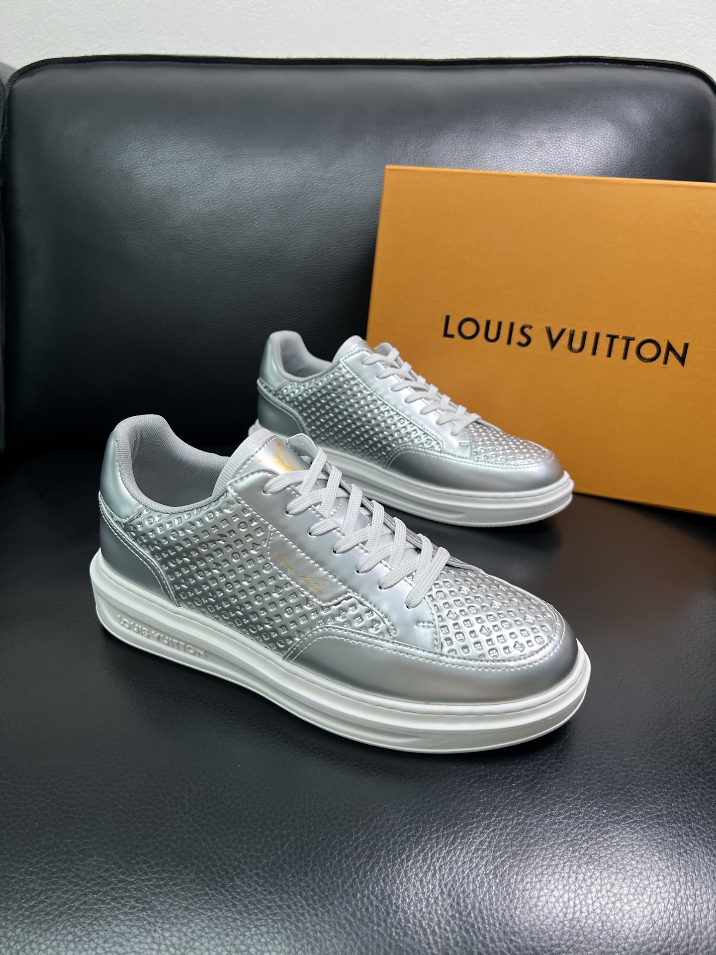 Lv 高品质 顶级工艺品 路易威登 运动板鞋专柜同步原厂配置，鞋面意大利进口，高品质拼接缤纷色彩复杂工艺