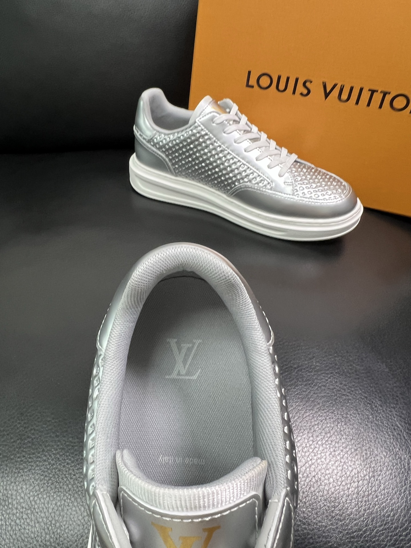 Lv 高品质 顶级工艺品 路易威登 运动板鞋专柜同步原厂配置，鞋面意大利进口，高品质拼接缤纷色彩复杂工艺
