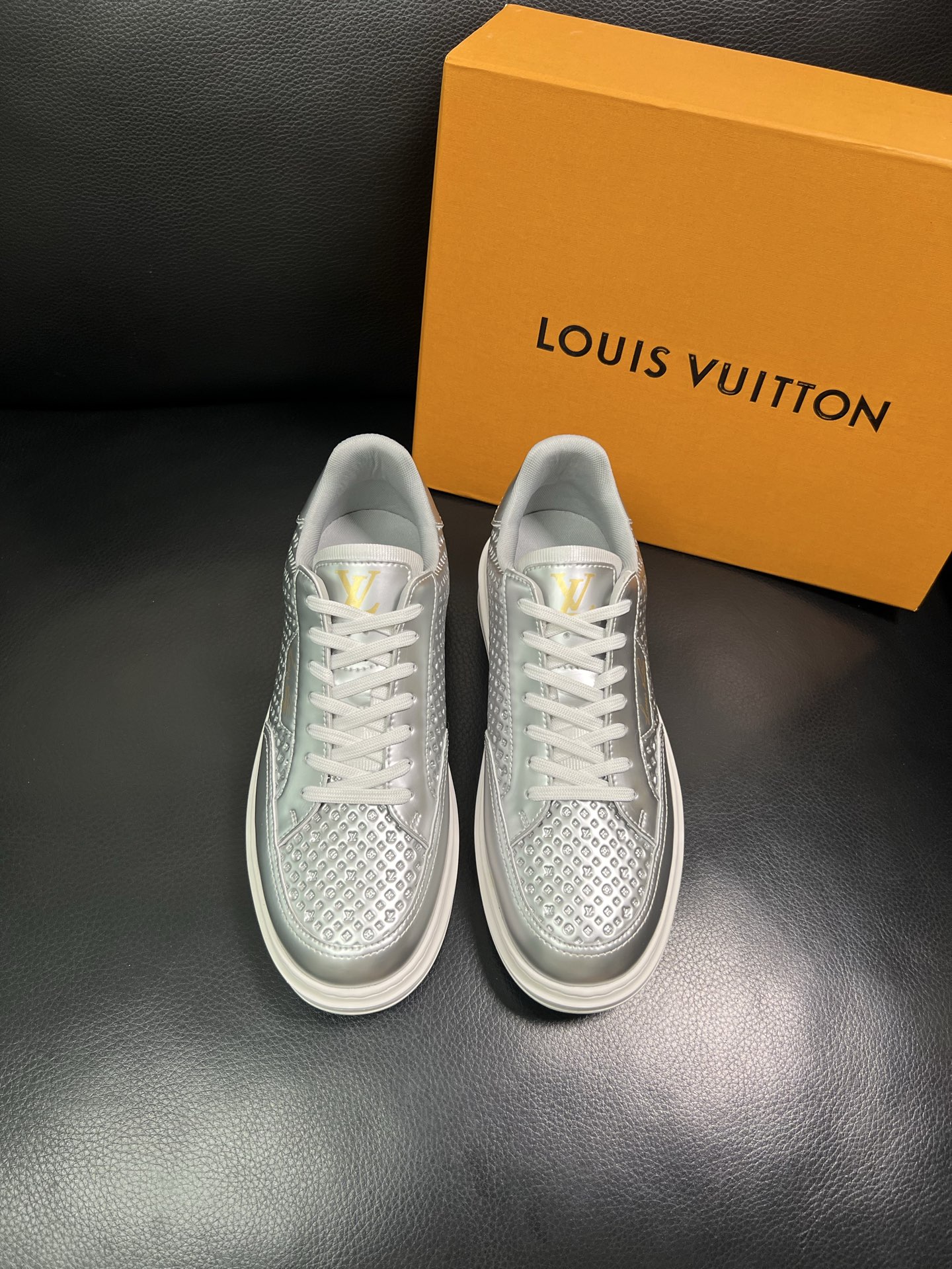 Lv 高品质 顶级工艺品 路易威登 运动板鞋专柜同步原厂配置，鞋面意大利进口，高品质拼接缤纷色彩复杂工艺