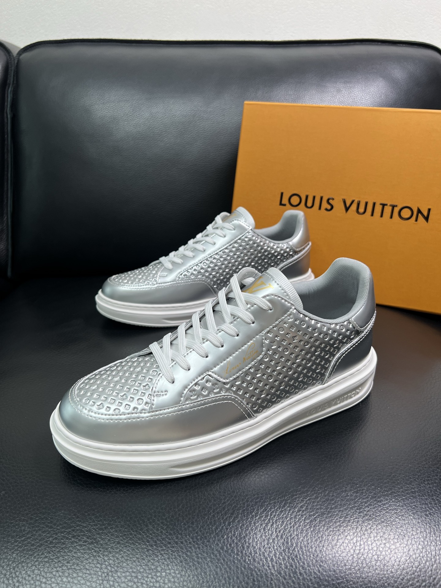 Lv 高品质 顶级工艺品 路易威登 运动板鞋专柜同步原厂配置，鞋面意大利进口，高品质拼接缤纷色彩复杂工艺