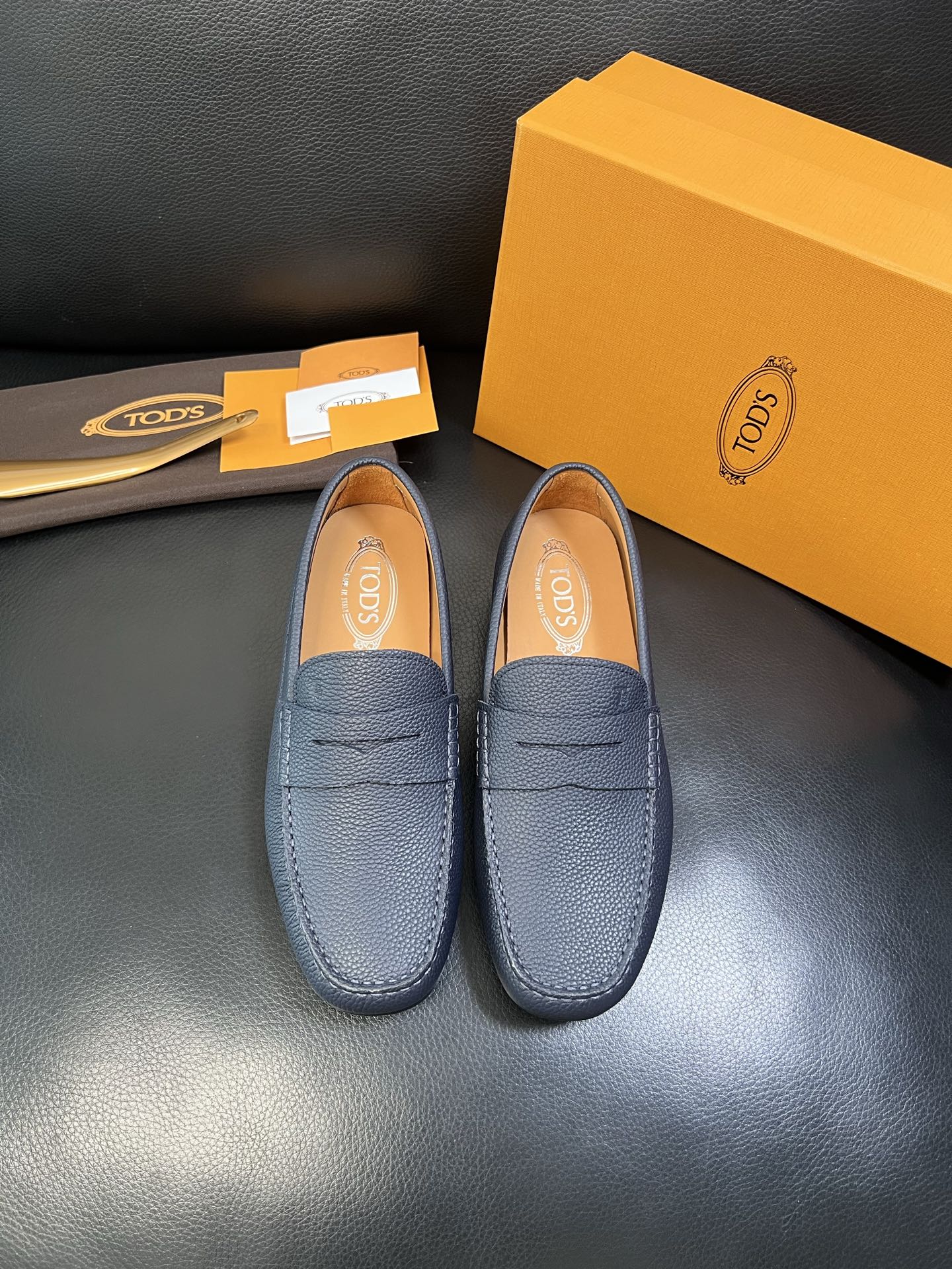 Tods 高品质 顶级代购 托德斯 专柜新款，原厂配置意大利进口牛皮面料，高品质复杂拼接工艺，经典的外观