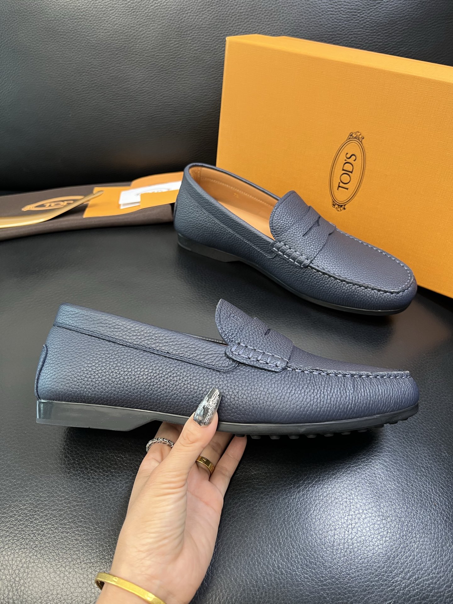 Tods 高品质 顶级代购 托德斯 专柜新款，原厂配置意大利进口牛皮面料，高品质复杂拼接工艺，经典的外观