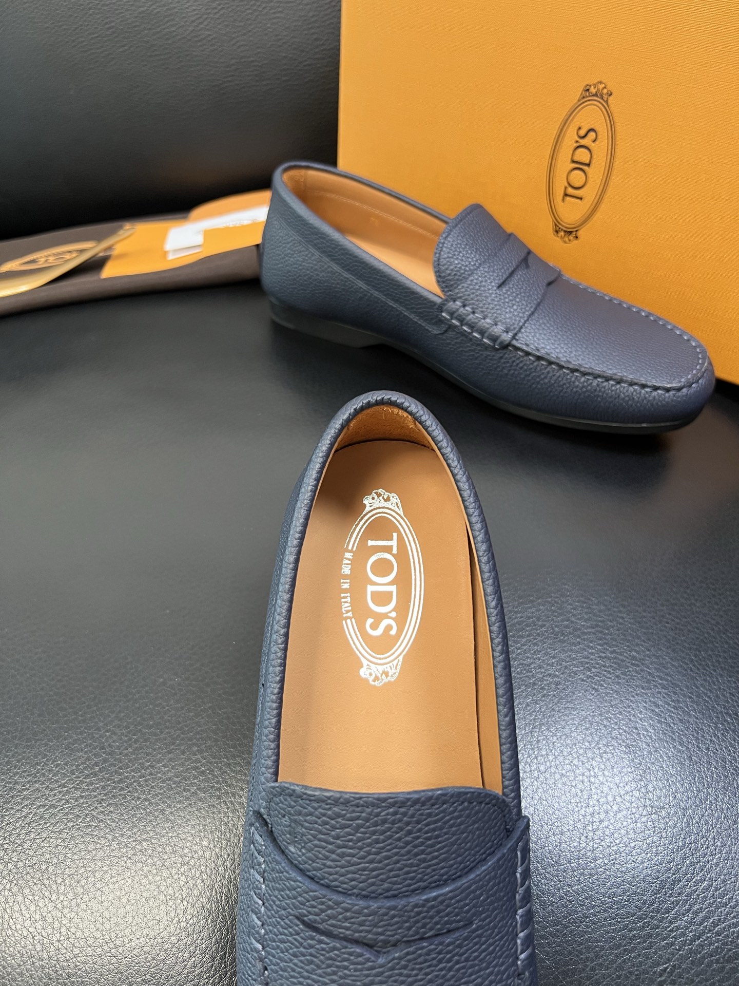 Tods 高品质 顶级代购 托德斯 专柜新款，原厂配置意大利进口牛皮面料，高品质复杂拼接工艺，经典的外观