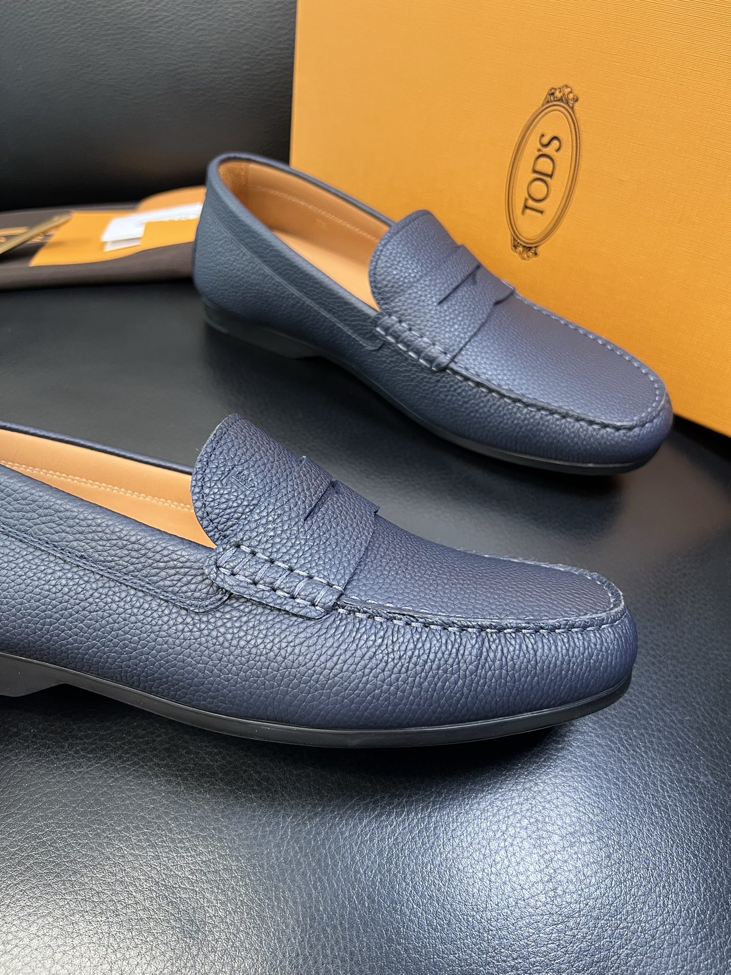 Tods 高品质 顶级代购 托德斯 专柜新款，原厂配置意大利进口牛皮面料，高品质复杂拼接工艺，经典的外观