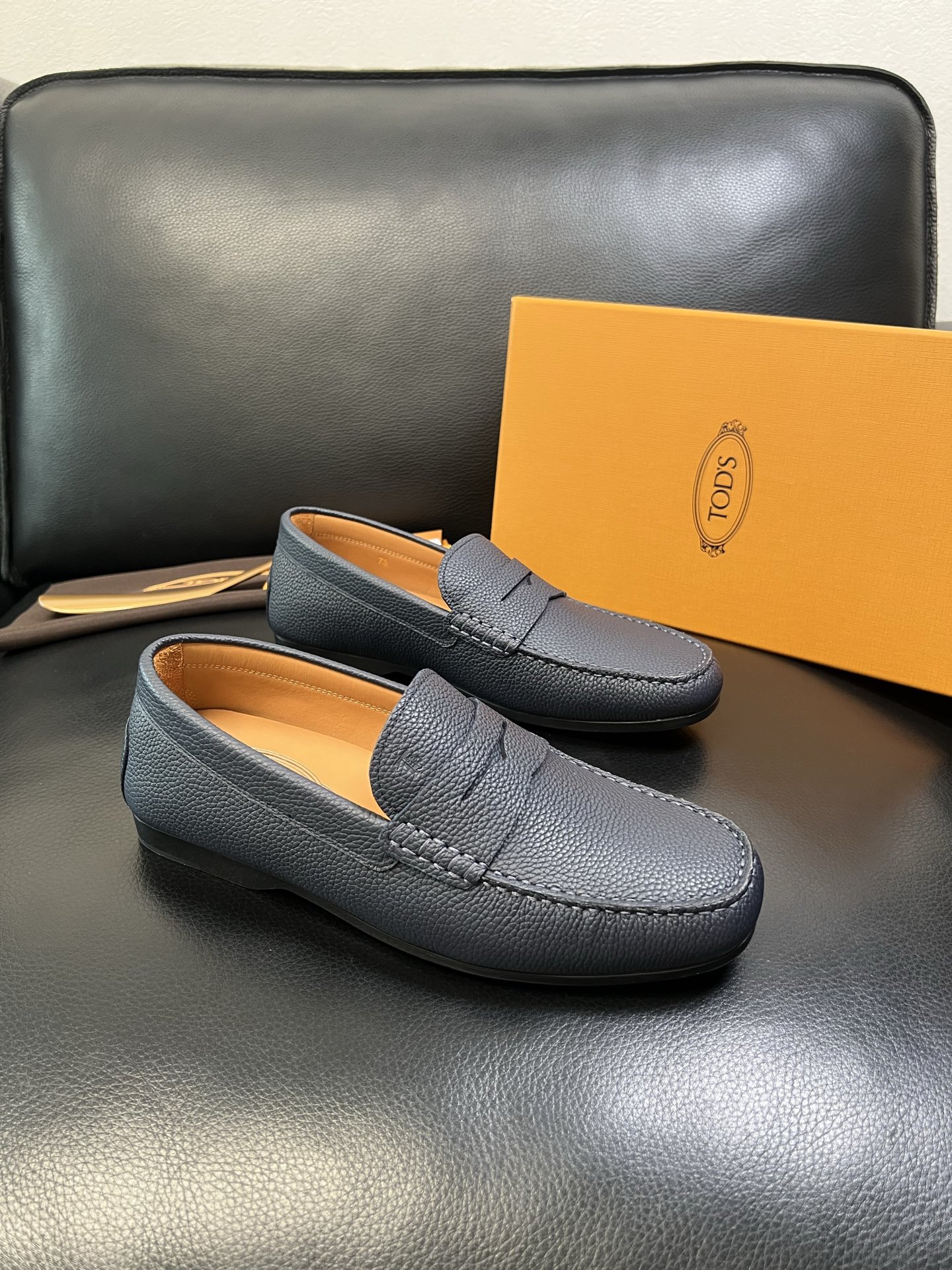 Tods 高品质 顶级代购 托德斯 专柜新款，原厂配置意大利进口牛皮面料，高品质复杂拼接工艺，经典的外观