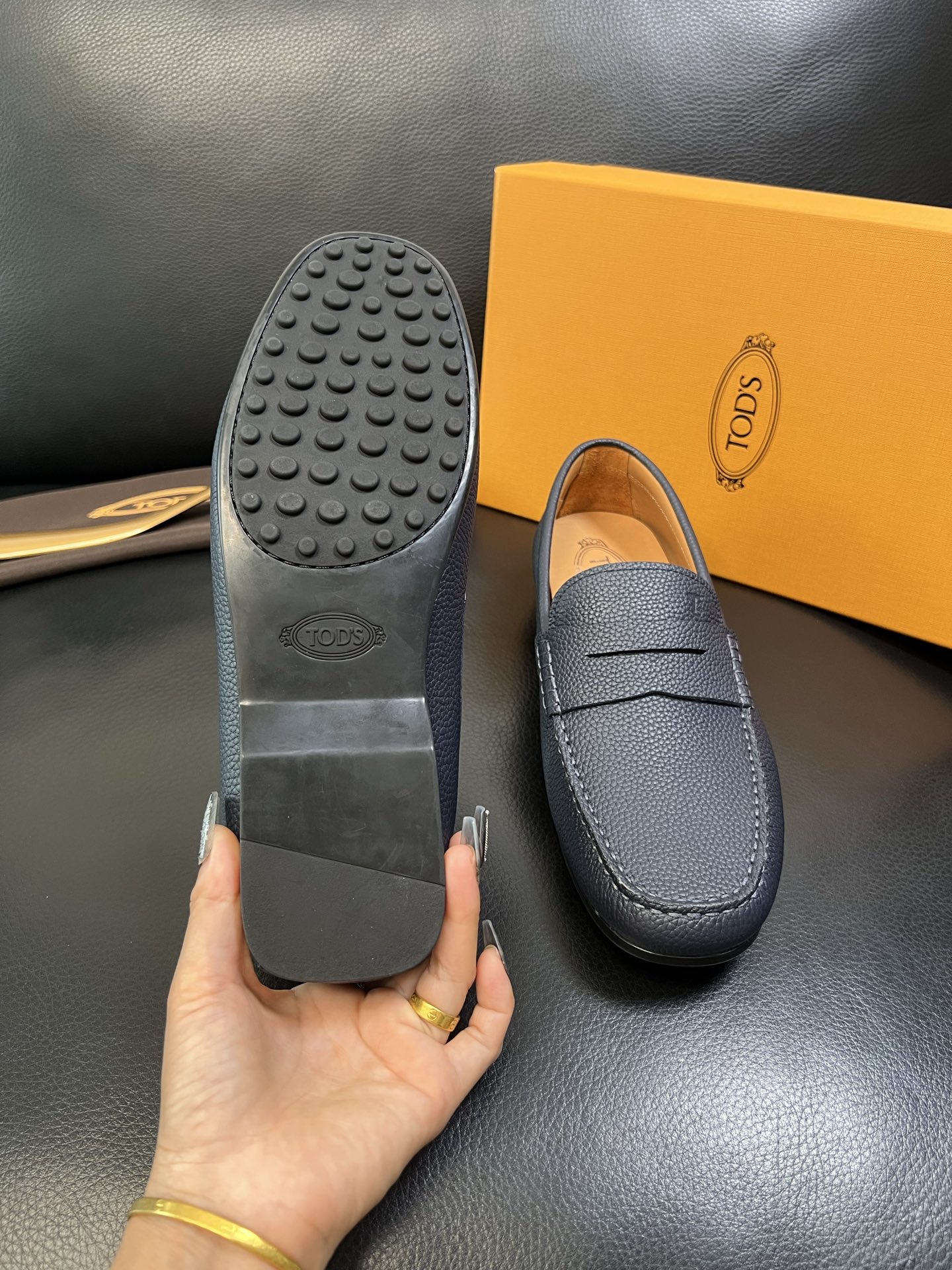 Tods 高品质 顶级代购 托德斯 专柜新款，原厂配置意大利进口牛皮面料，高品质复杂拼接工艺，经典的外观
