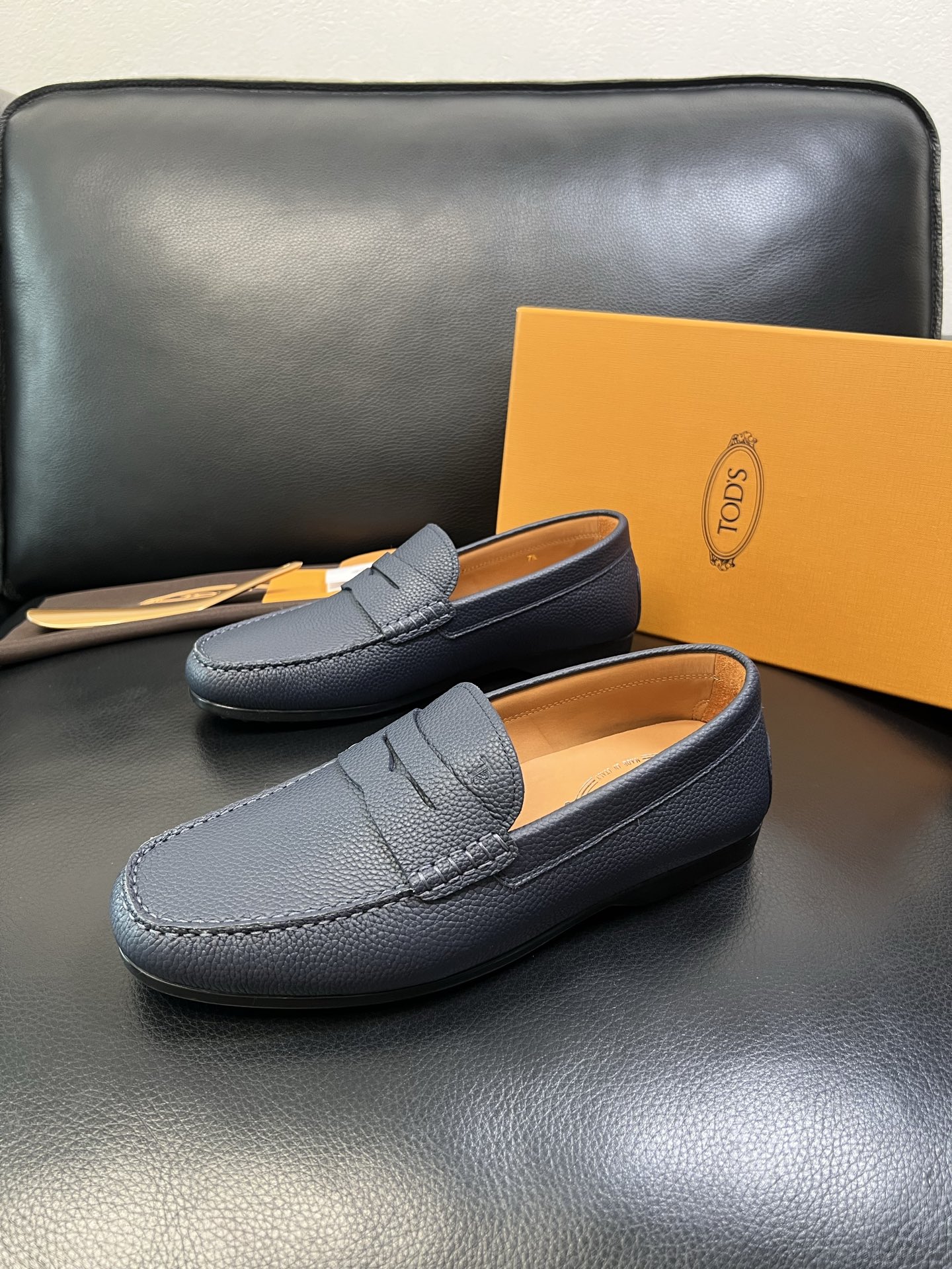 Tods 高品质 顶级代购 托德斯 专柜新款，原厂配置意大利进口牛皮面料，高品质复杂拼接工艺，经典的外观
