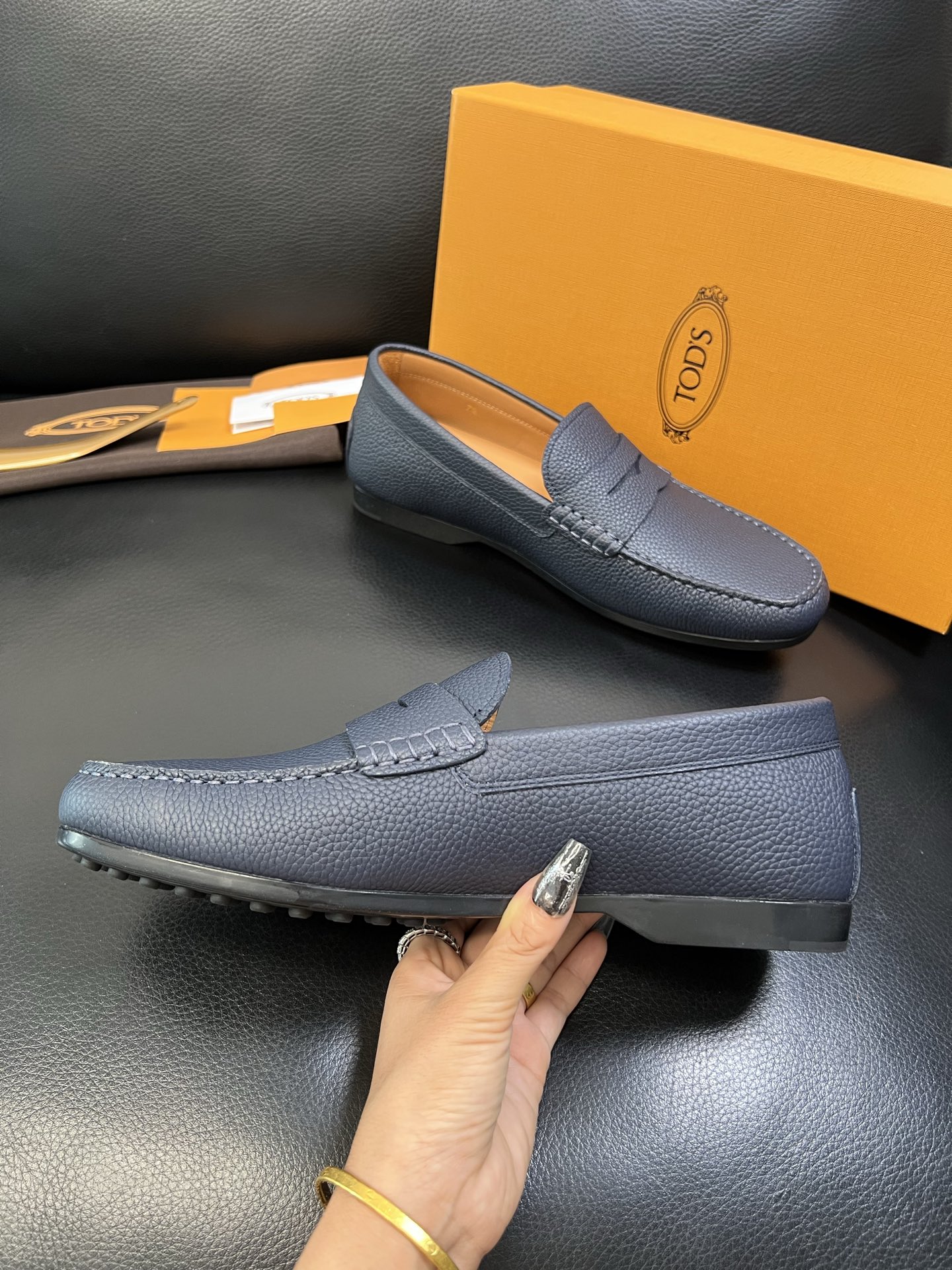 Tods 高品质 顶级代购 托德斯 专柜新款，原厂配置意大利进口牛皮面料，高品质复杂拼接工艺，经典的外观